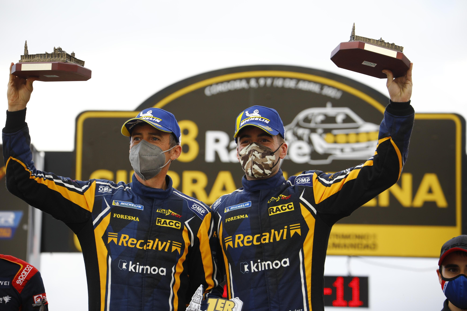 José Antonio 'Cohete' Suárez y Alberto Iglesias celebran su triunfo en el Rallye Sierra Morena.