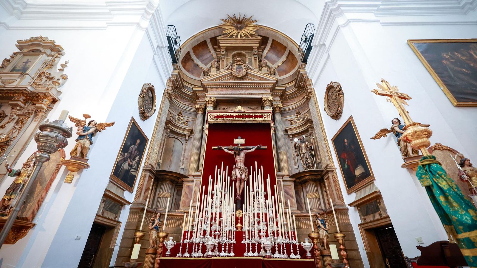 El Cristo de Las Aguas, presidiendo el altar mayor de San Antonio.