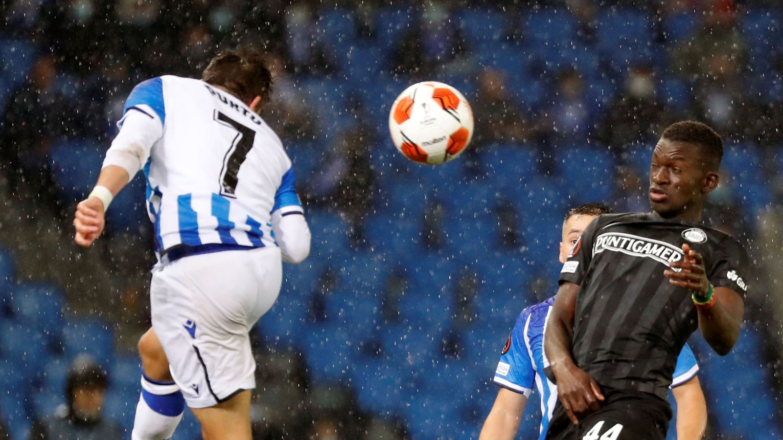 Portu cabecea un balón frente al Sturm Graz.