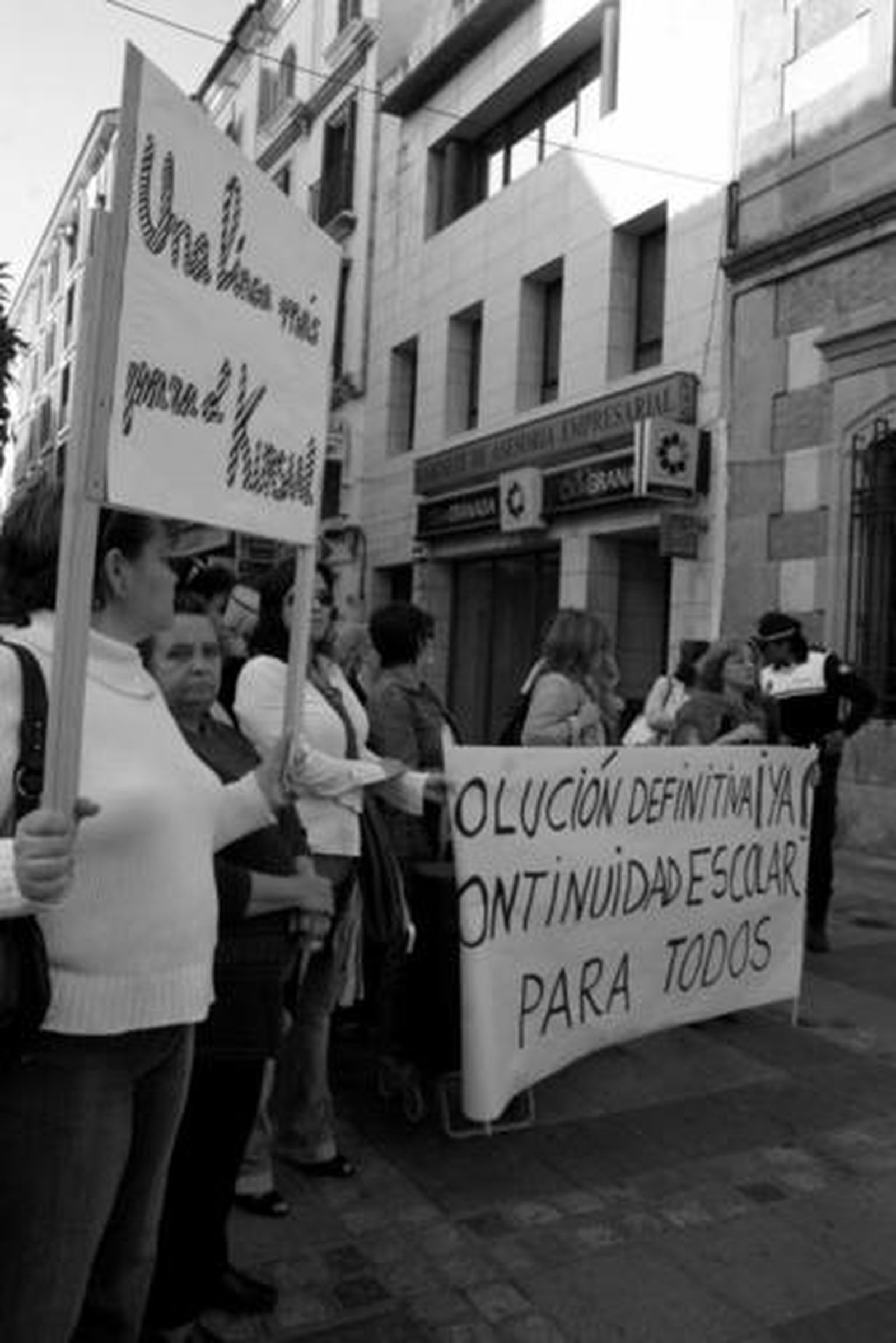 Padres protestan en la puerta del Ayuntamiento, ayer.