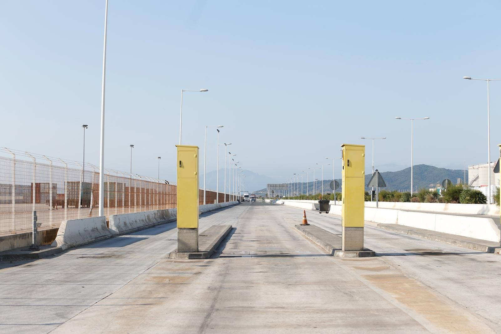 La zona de espera para camiones en el acceso a TTI Algeciras, este jueves. La zona de espera para camiones en el acceso a TTI Algeciras, este jueves.