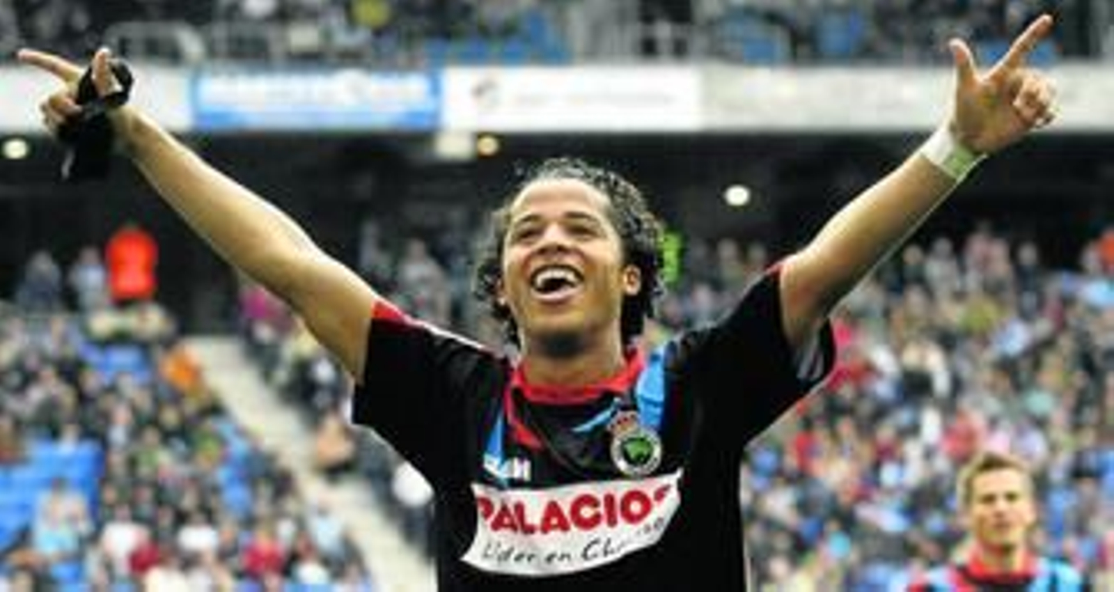Giovani dos Santos celebra un gol marcado con el Racing en estadio de Cornellà ante el Espanyol.