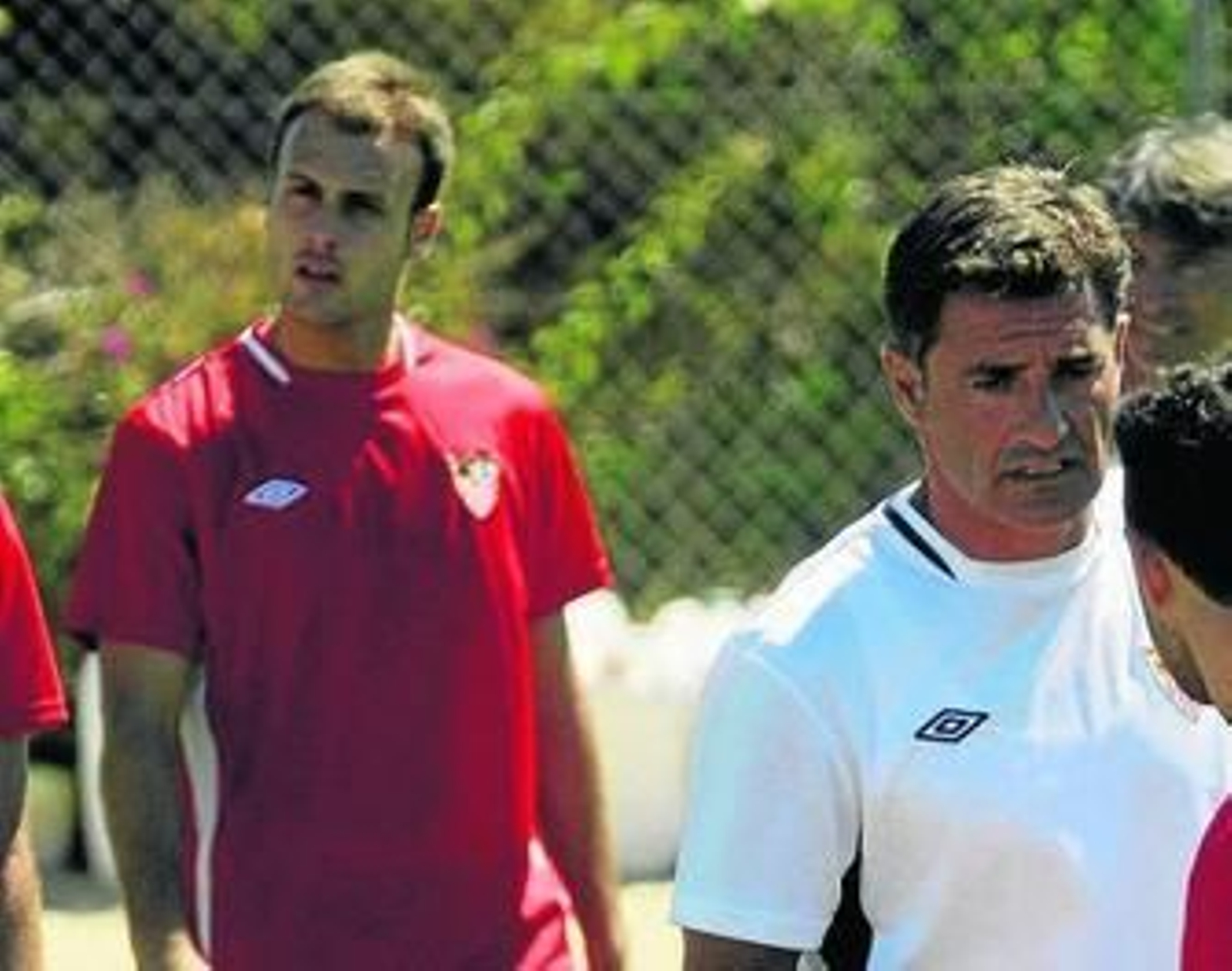 Babá sonríe junto a Romaric saliendo del agua en la playa de Costa Ballena.