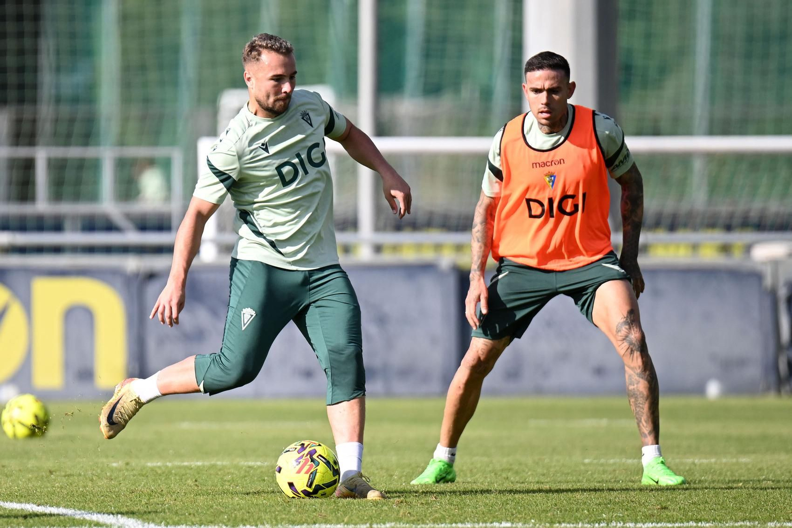 Ontiveros desplaza el esférico en presencia de Roger.