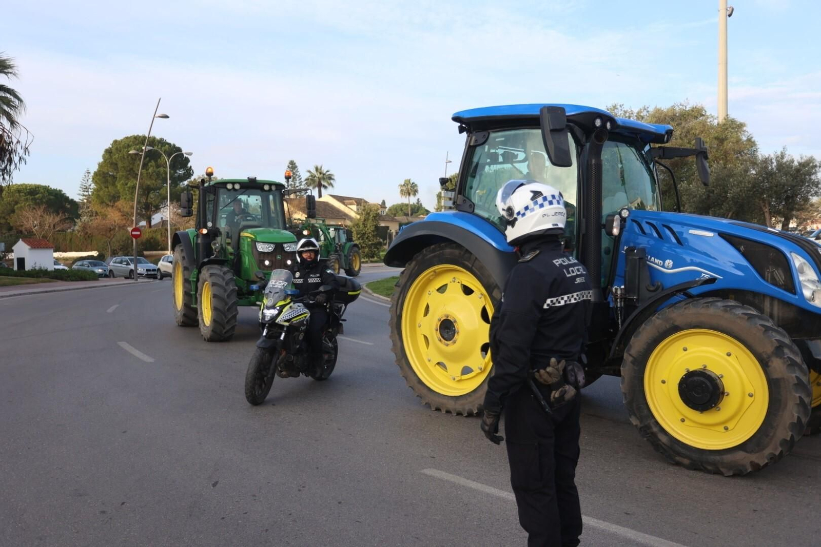 Agricultores y ganaderos colapsan con sus tractores los accesos a Jerez