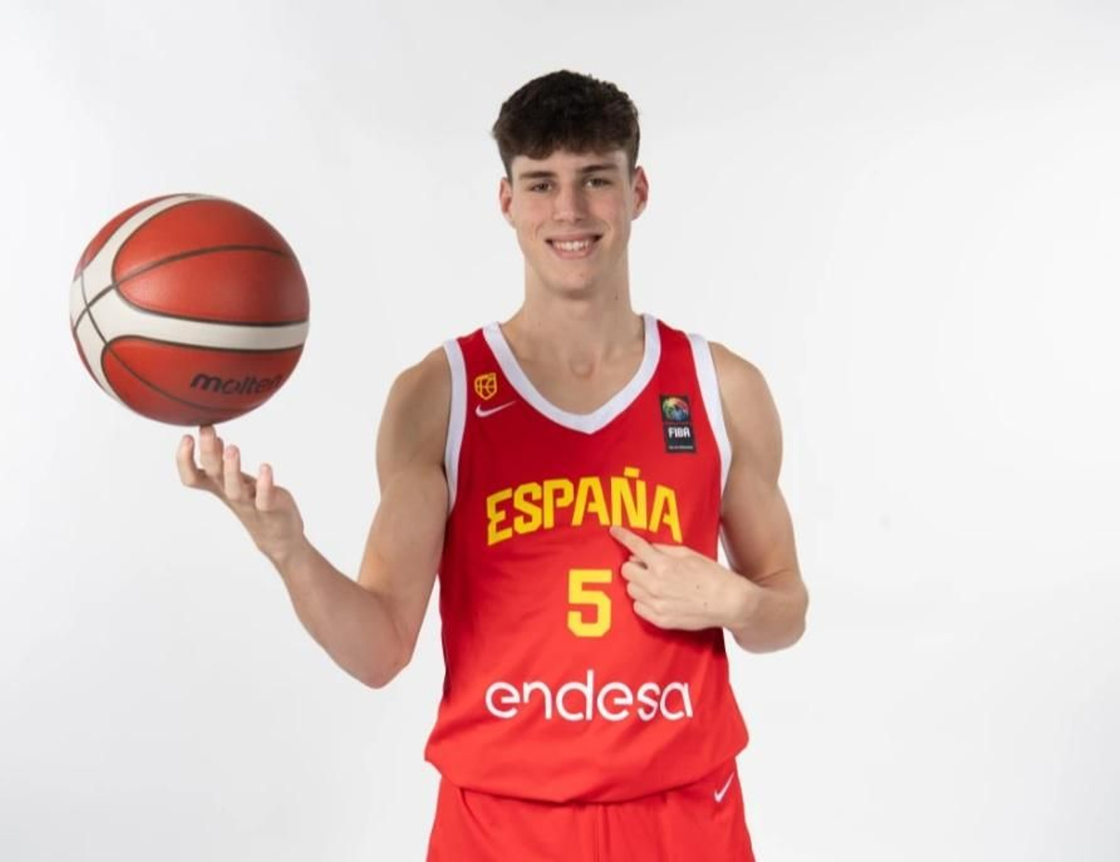 Mario Saint-Supéry, con España.