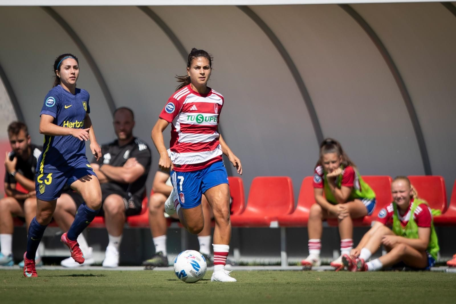 Laura Pérez conduciendo el balón