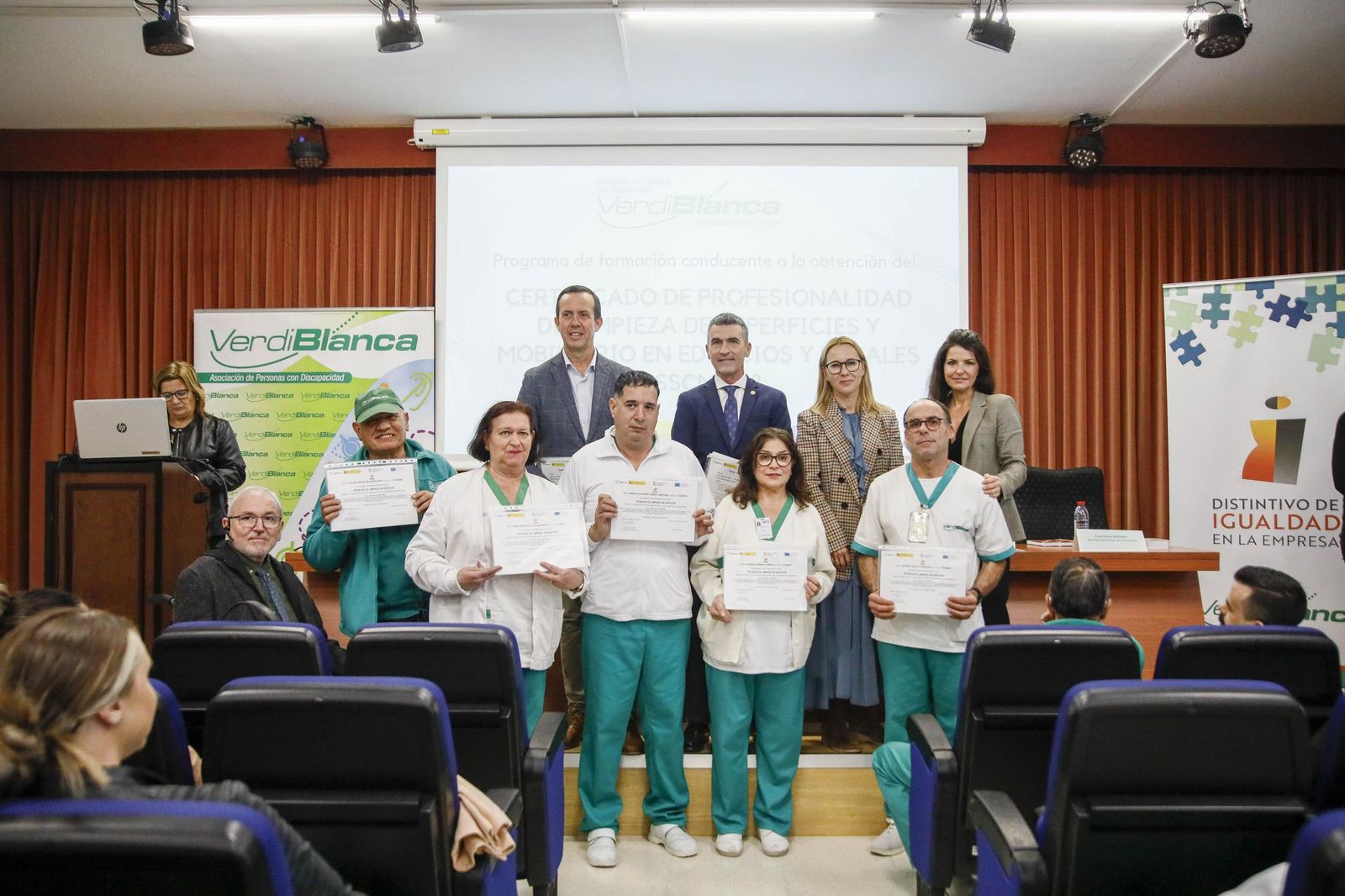Imágenes de la enterga de certificado de profesionalidad de limpieza de superficies y mobiliarios de VerdiBlanca en la Universidad de Almería