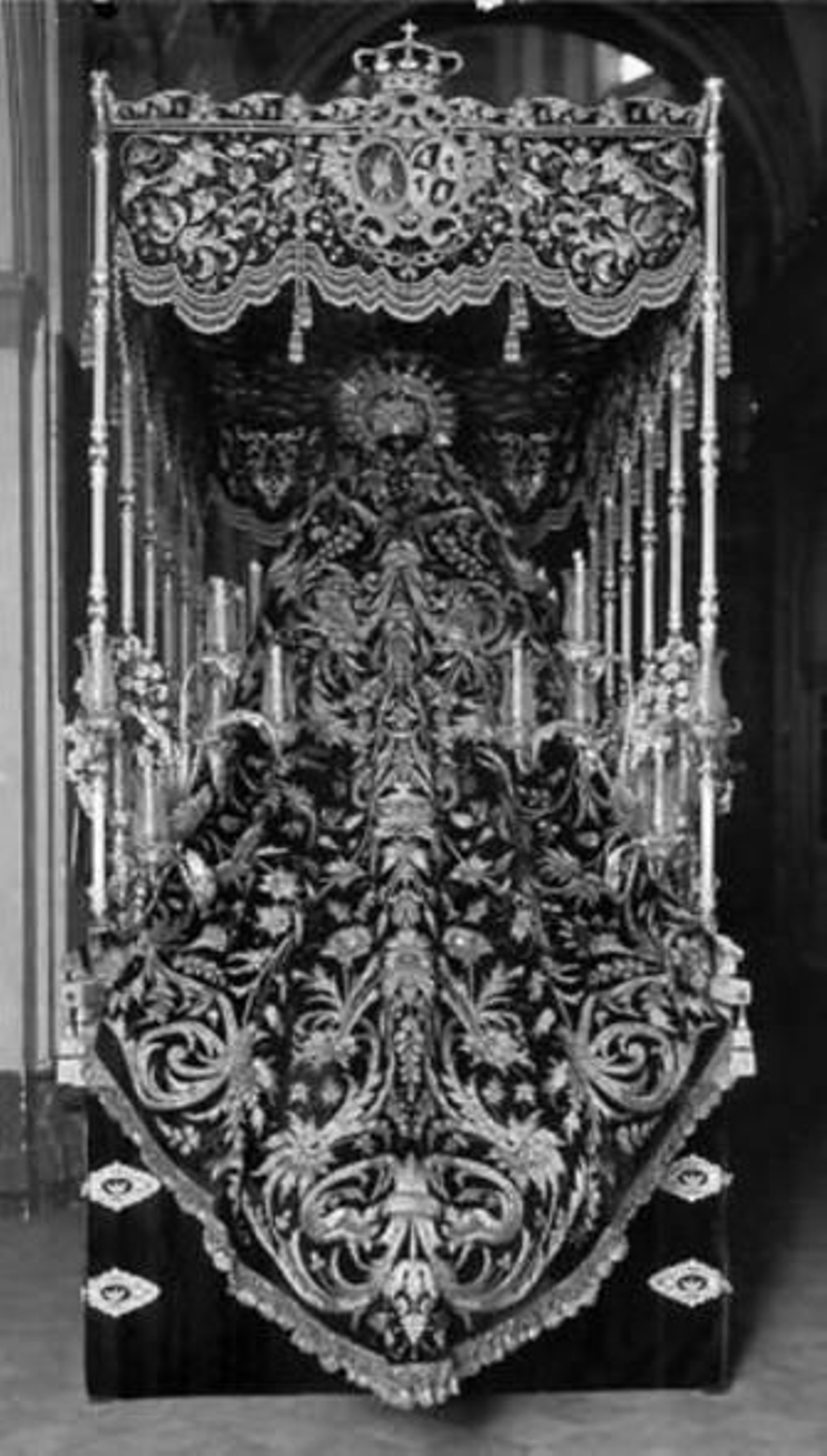 Imagen de los años 20 del entonces palio y manto de San Bernardo de Sevilla.