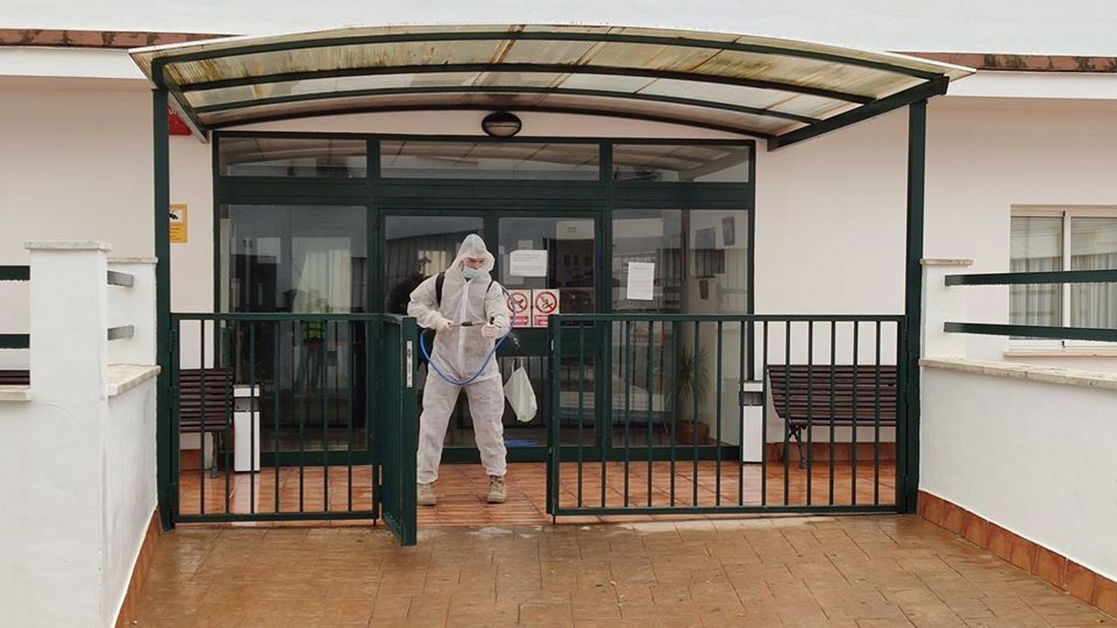 Tareas de desinfección en la residencia de Algodonales