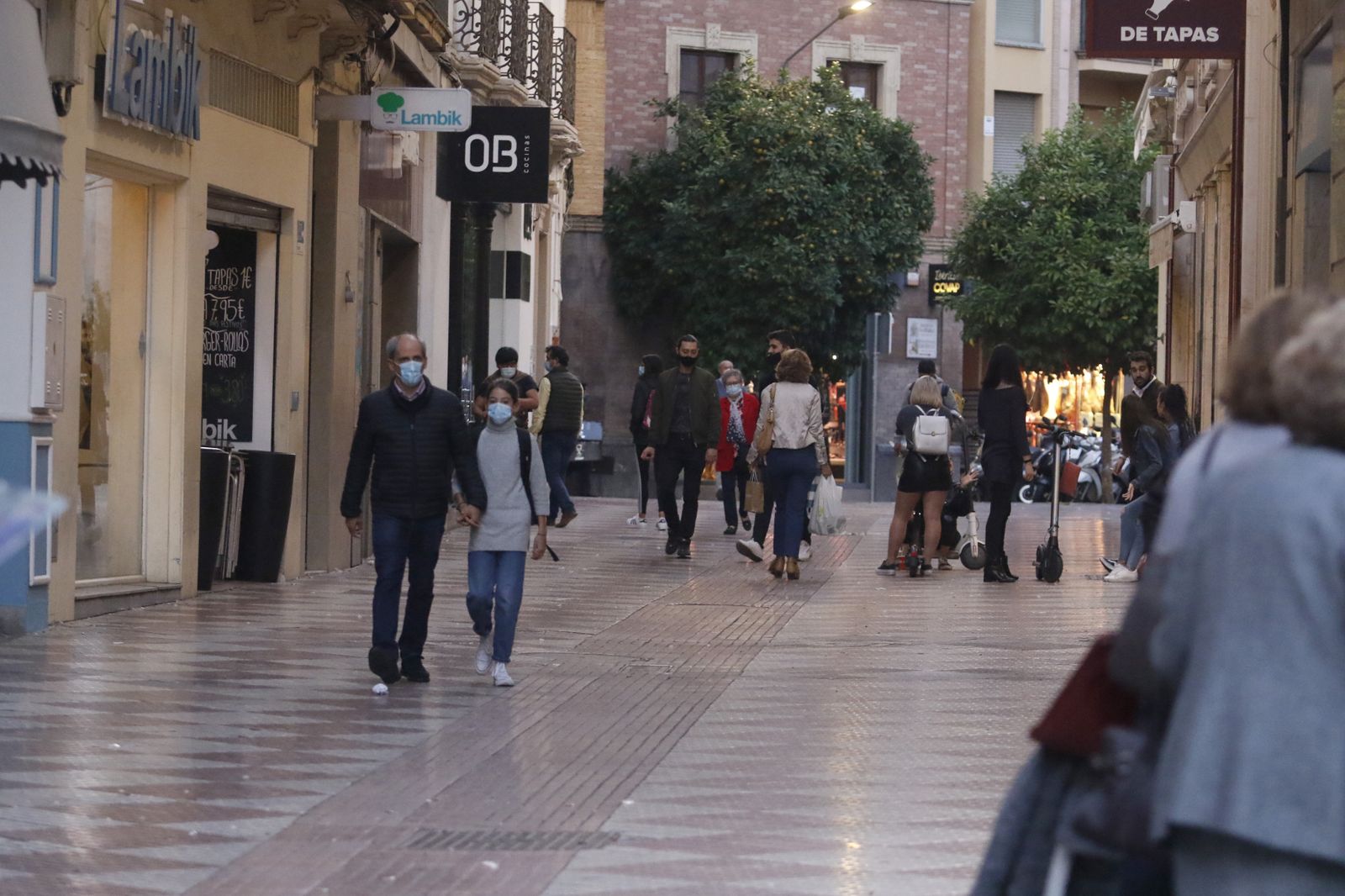 La primera tarde de cierre de bares y comercio en Córdoba, en fotografías