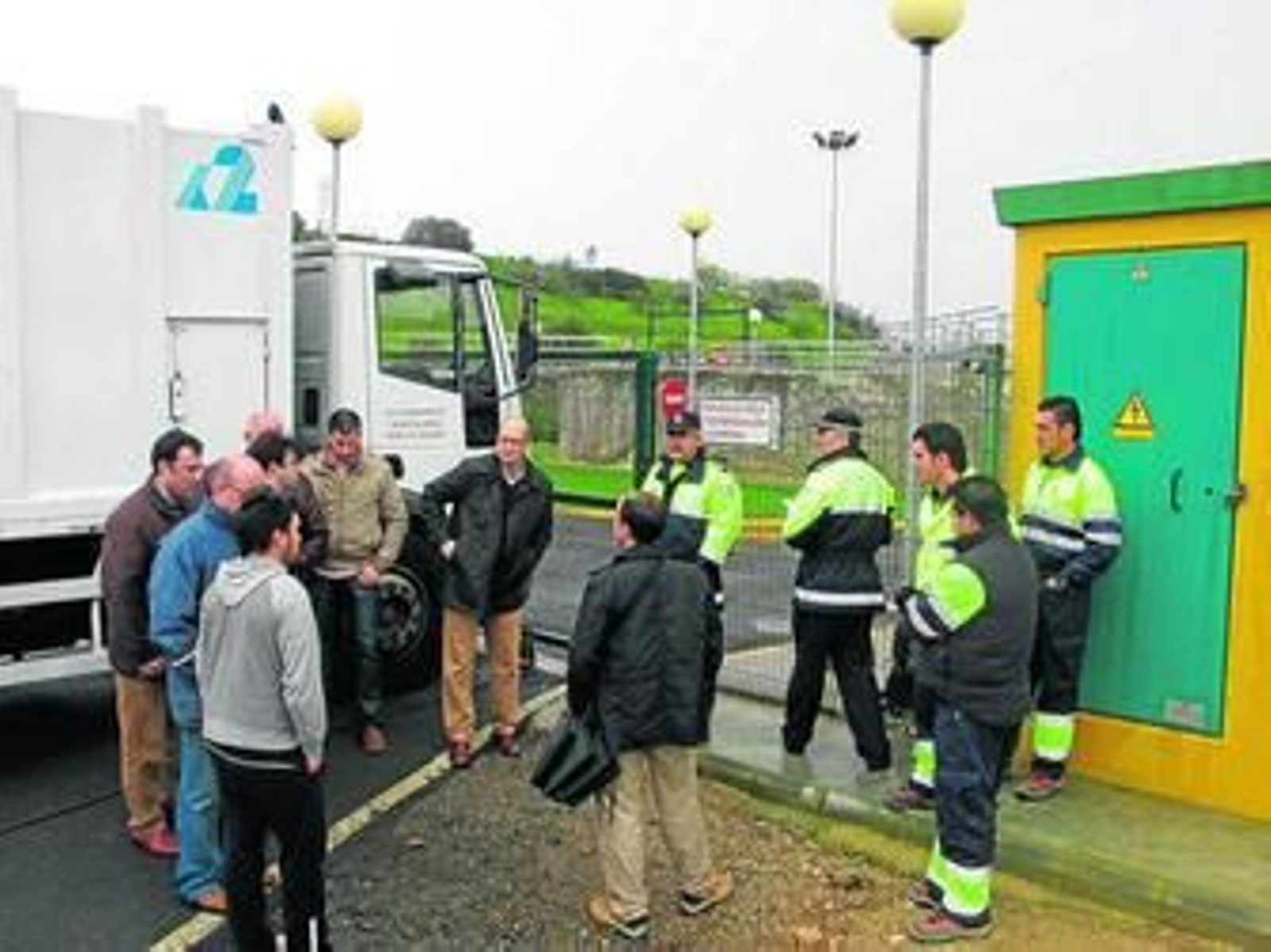 El alcalde moguereño, en el centro, junto a los agentes a su llegada a las instalaciones depuradoras.