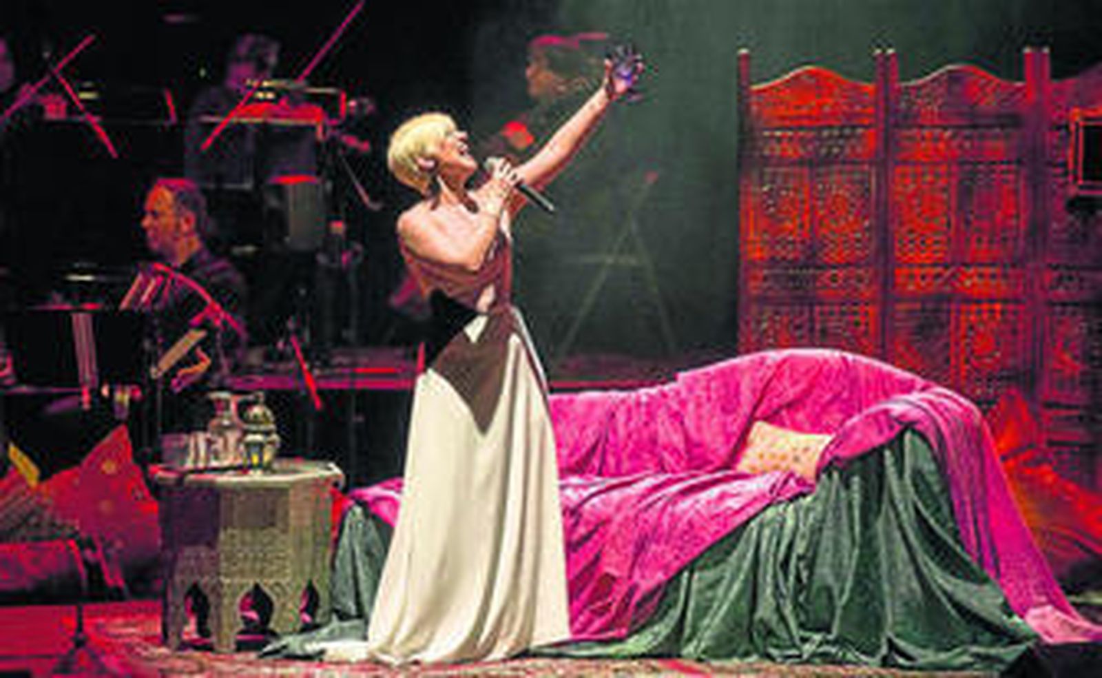 Pasión Vega, en el concierto que ofreció anoche en el Maestranza.