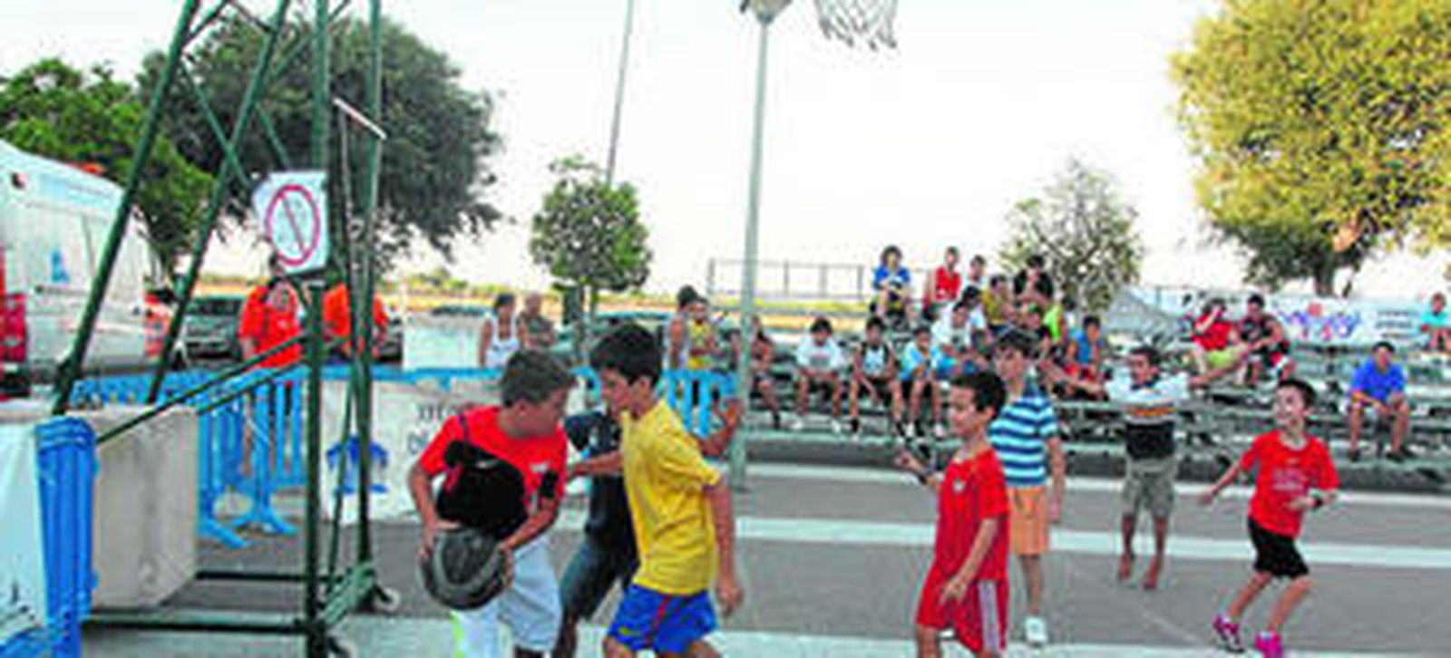 Varios chavales disputan un partido durante el torneo que concluyó ayer en Punta Umbría.