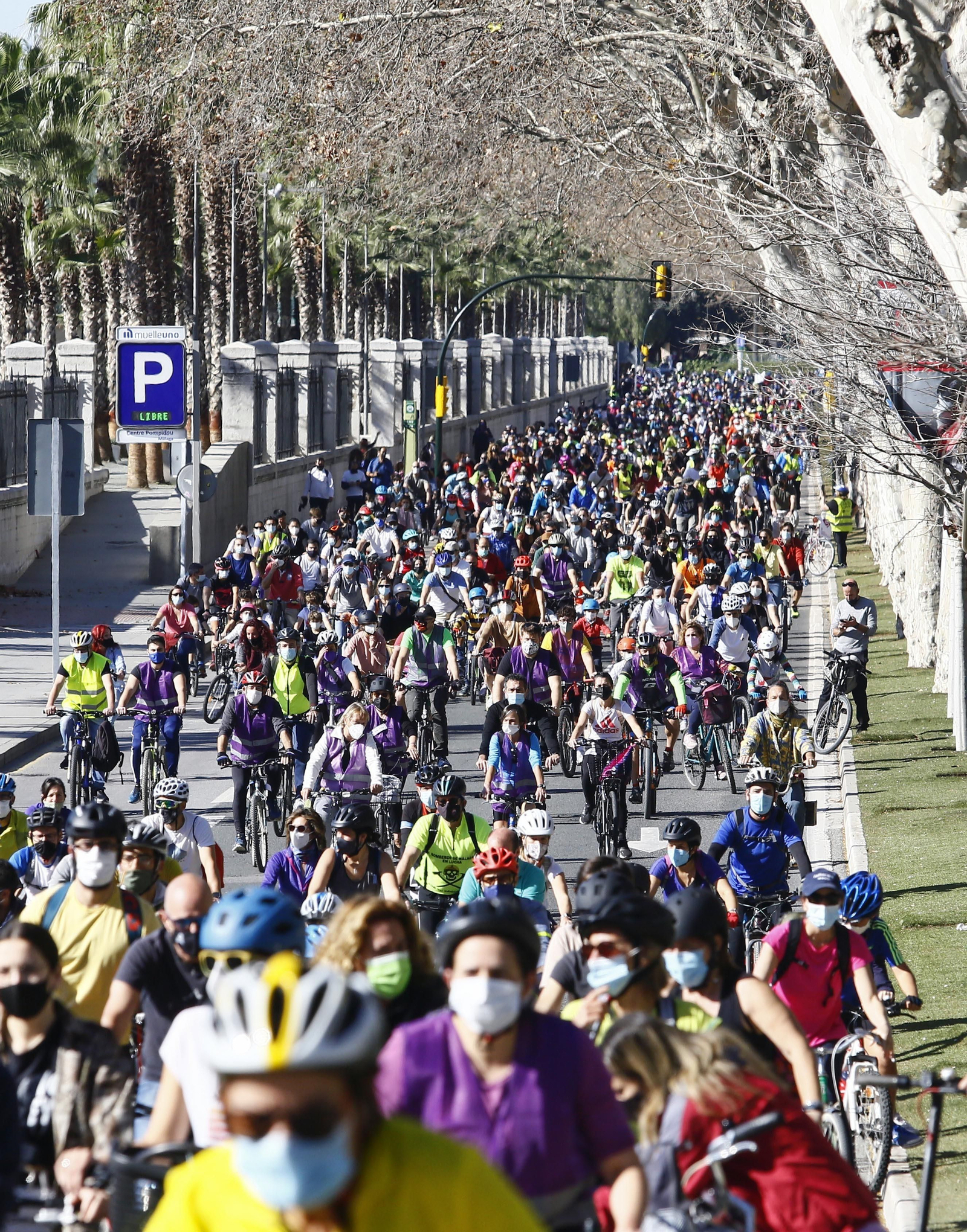 Fotos de la marcha de cientos de bicis en Málaga