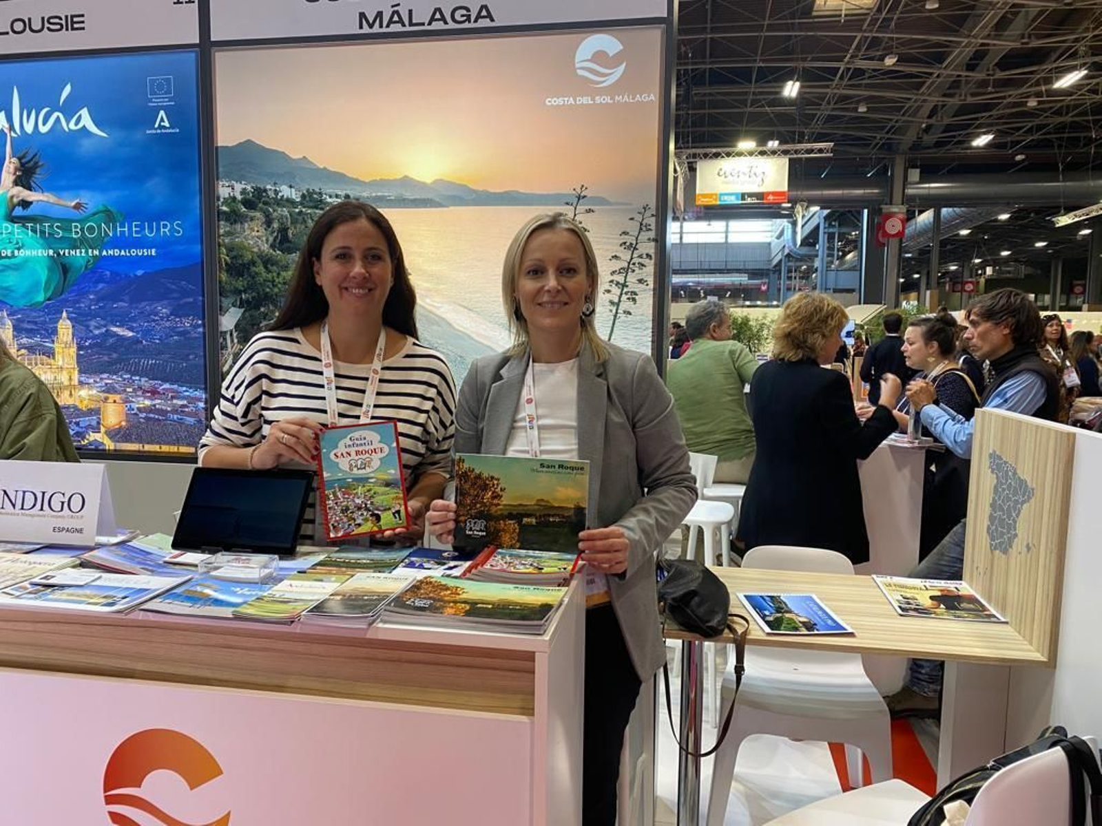 Una representación de la delegación municipal de Turismo, encabezada por la concejal Ana Ruiz (derecha).