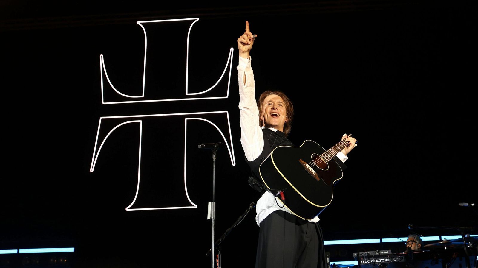 Mark Owen, jaleando al público en Tío Pepe Festival.