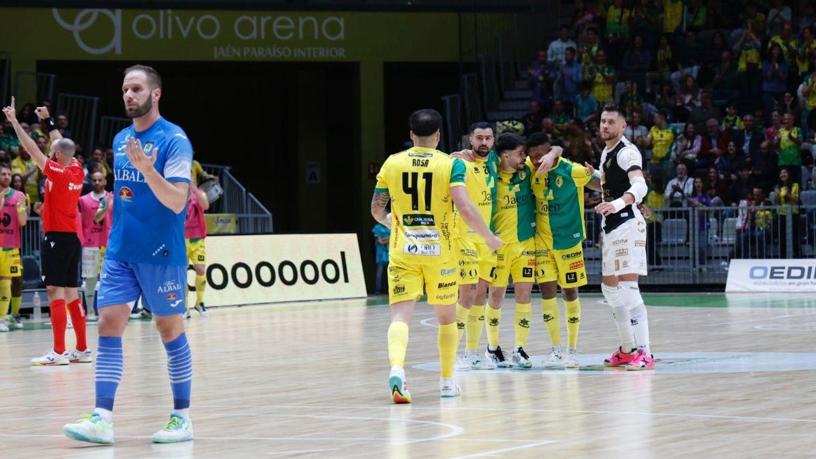 El quinteto del Jaén Paraíso Interior FS se abraza tras el gol de Chino.
