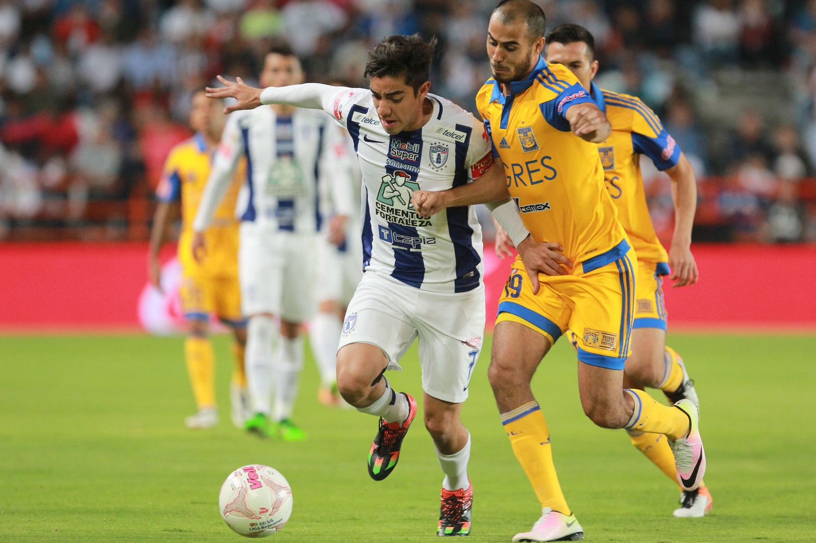 Pizarro intenta robarle el balón a un rival durante un partido de la liga mexicana.