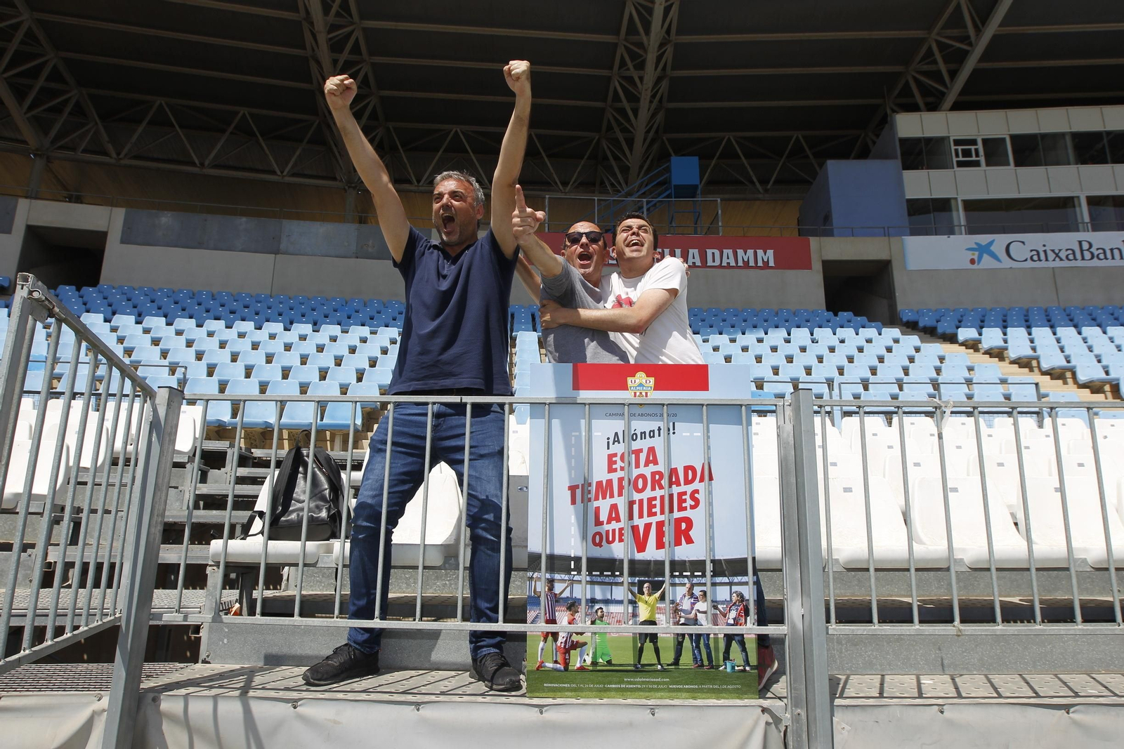 Los tres cómicos celebran un supuesto gol de la UDA en el Mediterráneo.