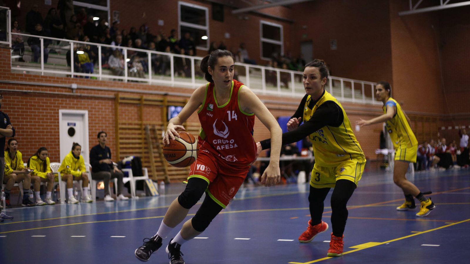 Bea Cala gana línea de fondo en un partido de esta temporada del Raca.