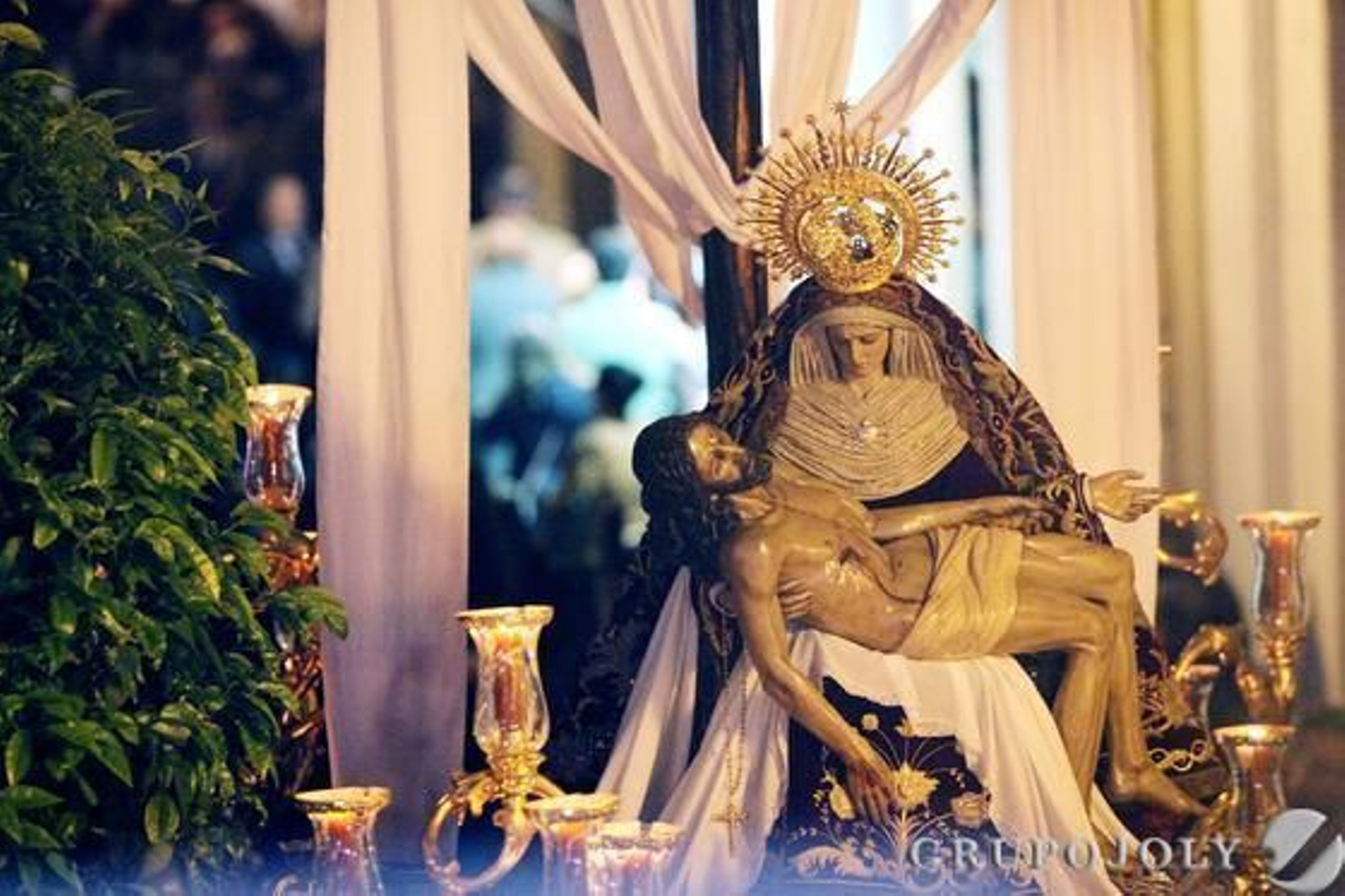 El paso de misterio de Nuestra Señora de Las Angustias busca ayer el barrio de San Pedro ya en plena noche.

Foto: Vanesa Lobo