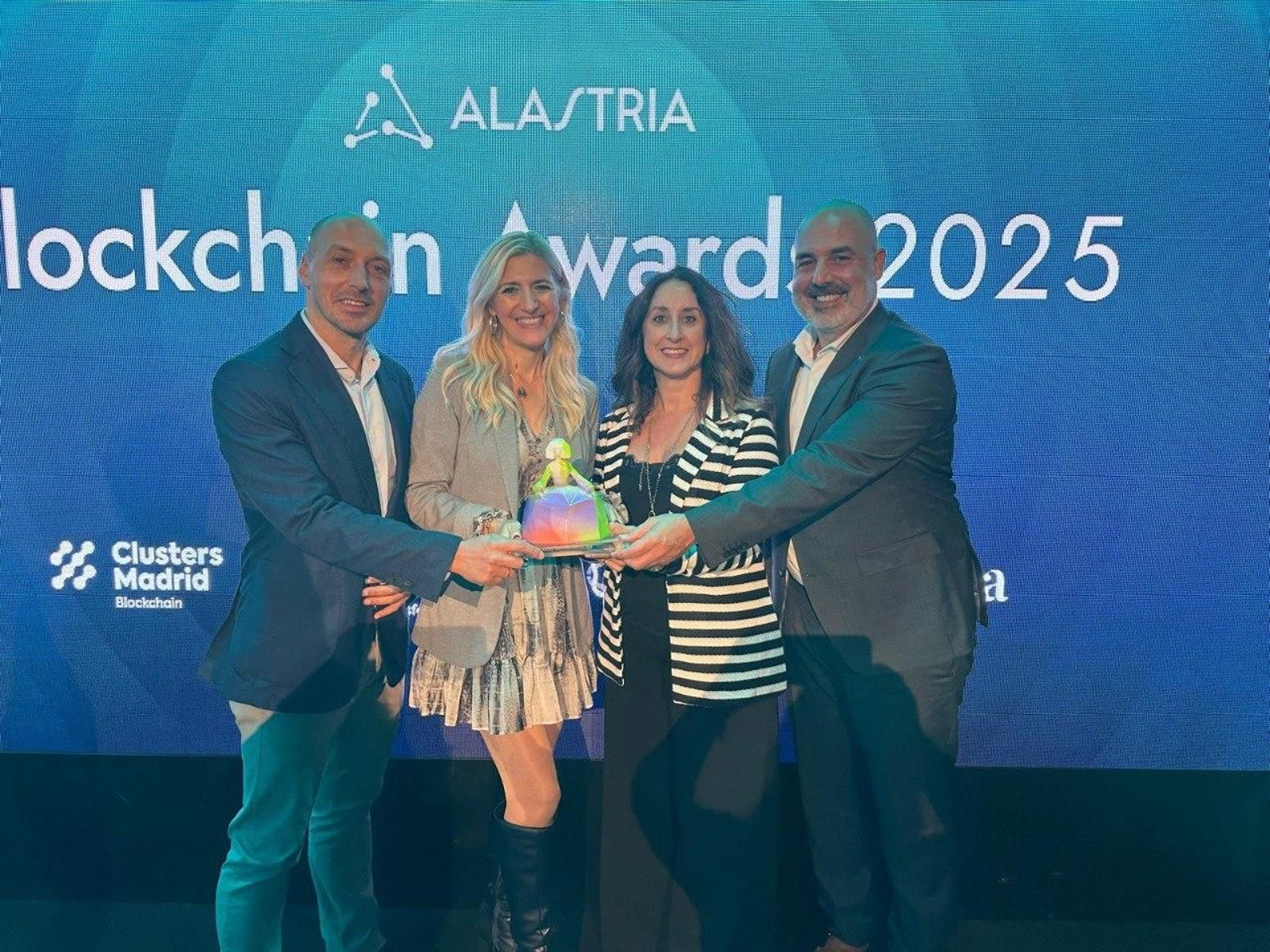 Representantesl de proyecto recogen el premio en los Blockchain Awards 2025.