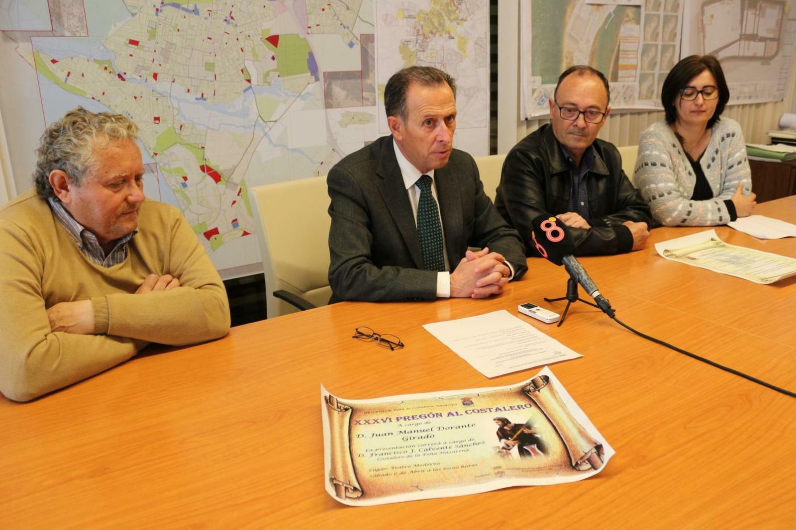 El alcalde con representantes de la Peña Nazarena, en una foto de archivo.