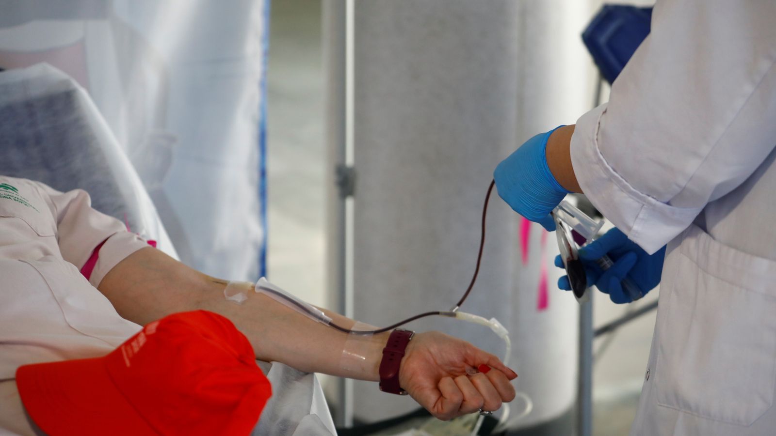 Una mujer dona sangre en una colecta en Córdoba.