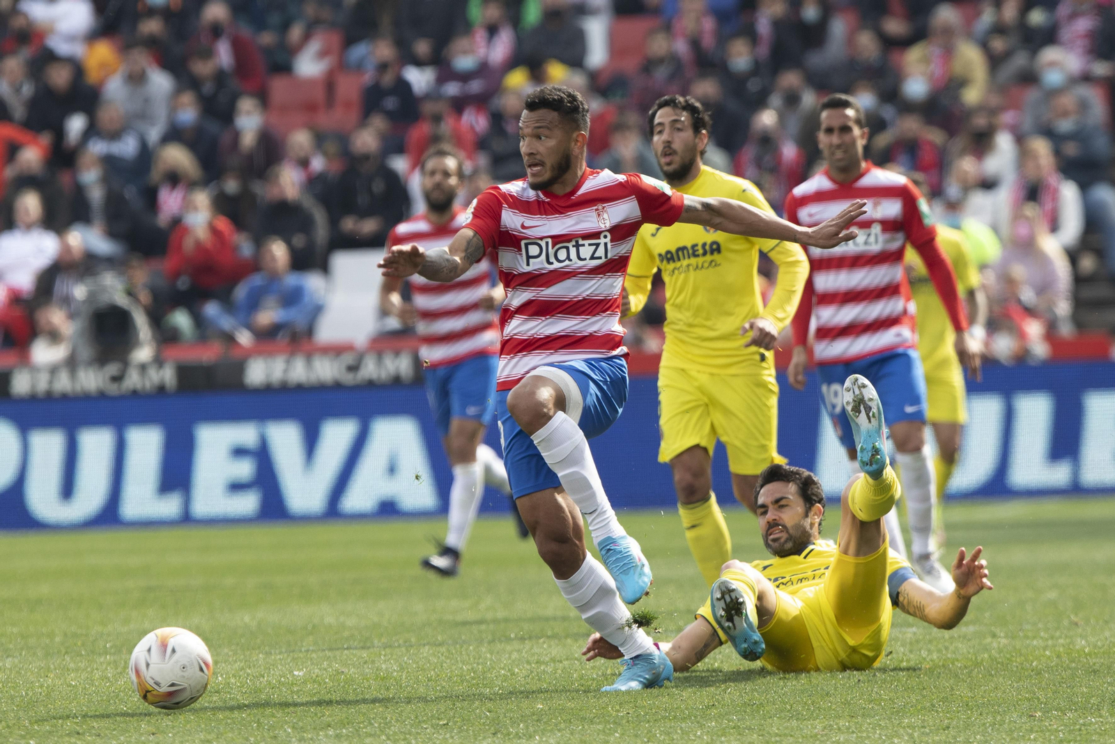 Luis Suárez evita una entrada de Iborra.