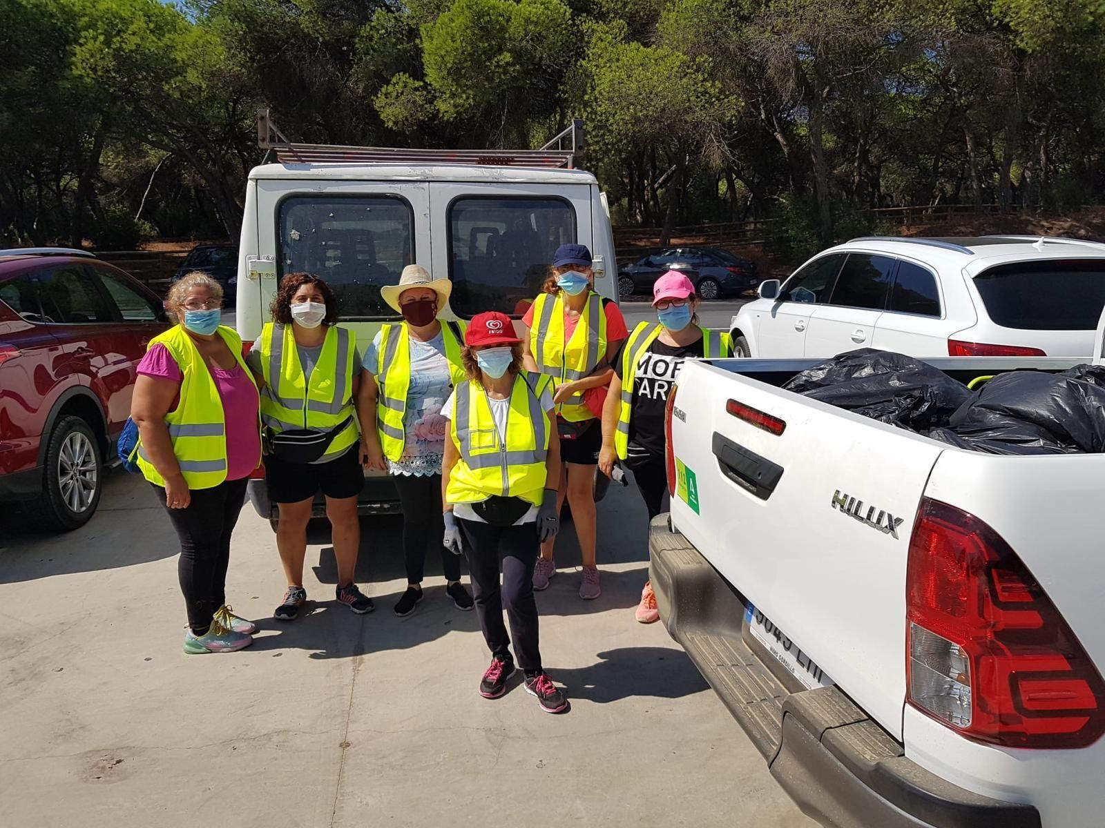 Algunas de las operarias que han trabajado en la limpieza de las playas de Punta Umbría. Algunas de las operarias que han trabajado en la limpieza de las playas de Punta Umbría.