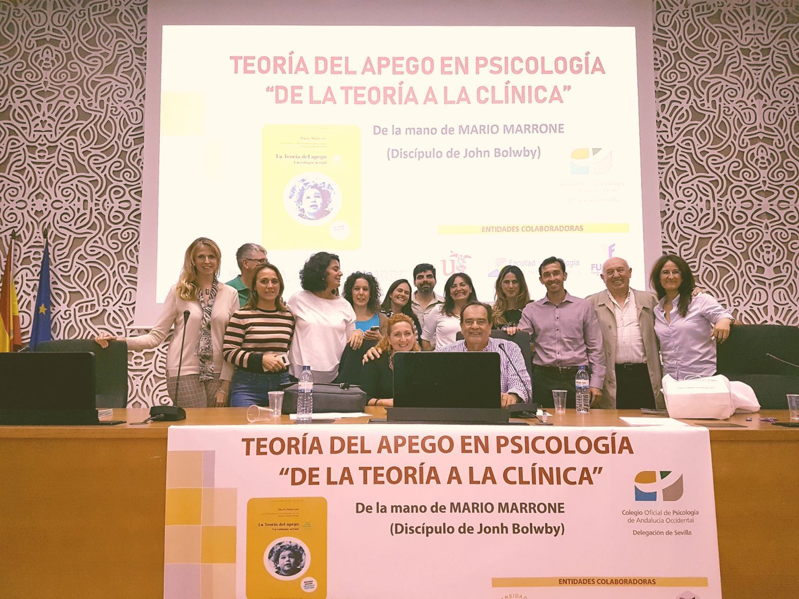 Los ponentes con el decano del Colegio de Psicología, Fernando García Sanz, y la presidenta de Delegación de Sevilla del COP-AO, Reyes Casares.