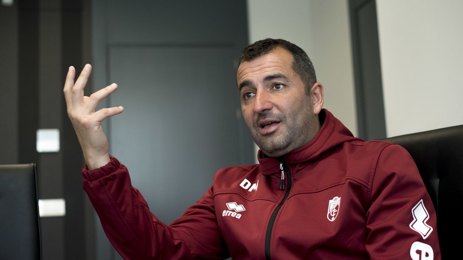 El técnico gallego del Granada CF tiene claro que sin humildad su equipo no alcanzará los objetivos.