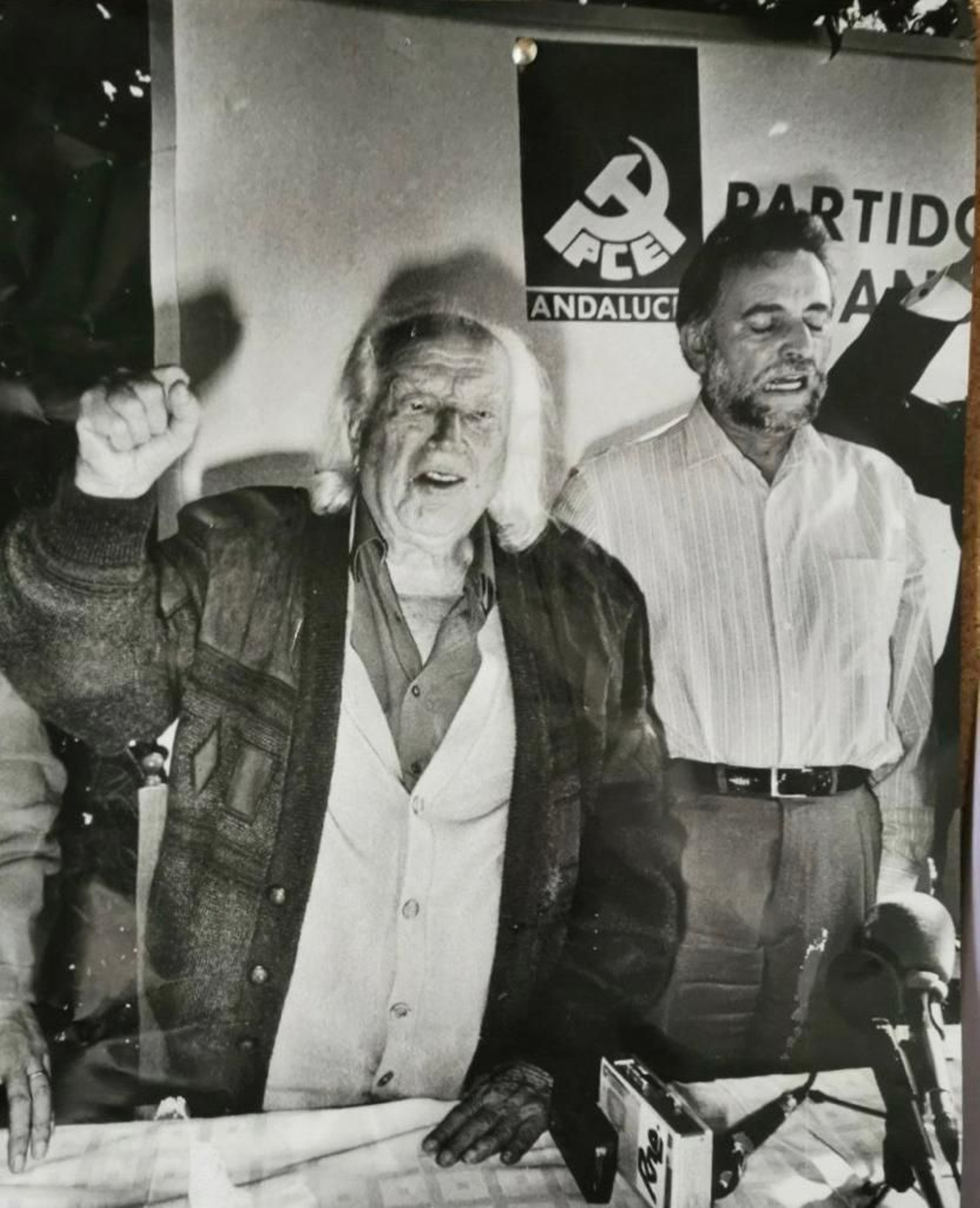 Junto a Rafael Alberti, en el antiguo restaurante Un Alto en el Camino, durante la entrega de carnets del PCE