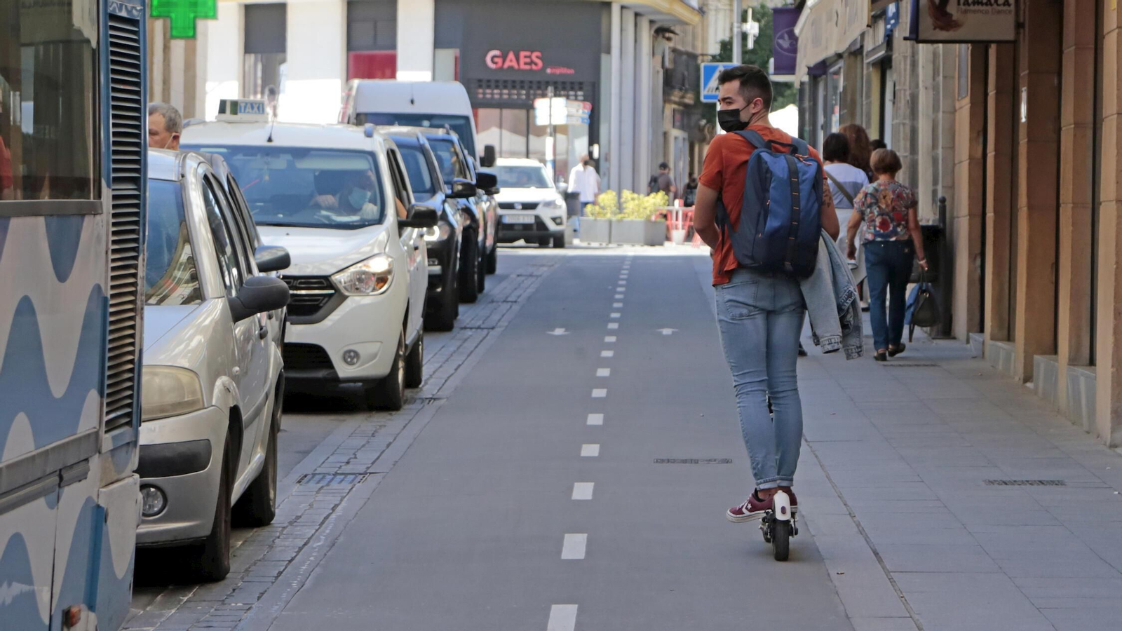 Un patinete circulando correctamente por el carril bici de la céntrica calle Santa María.