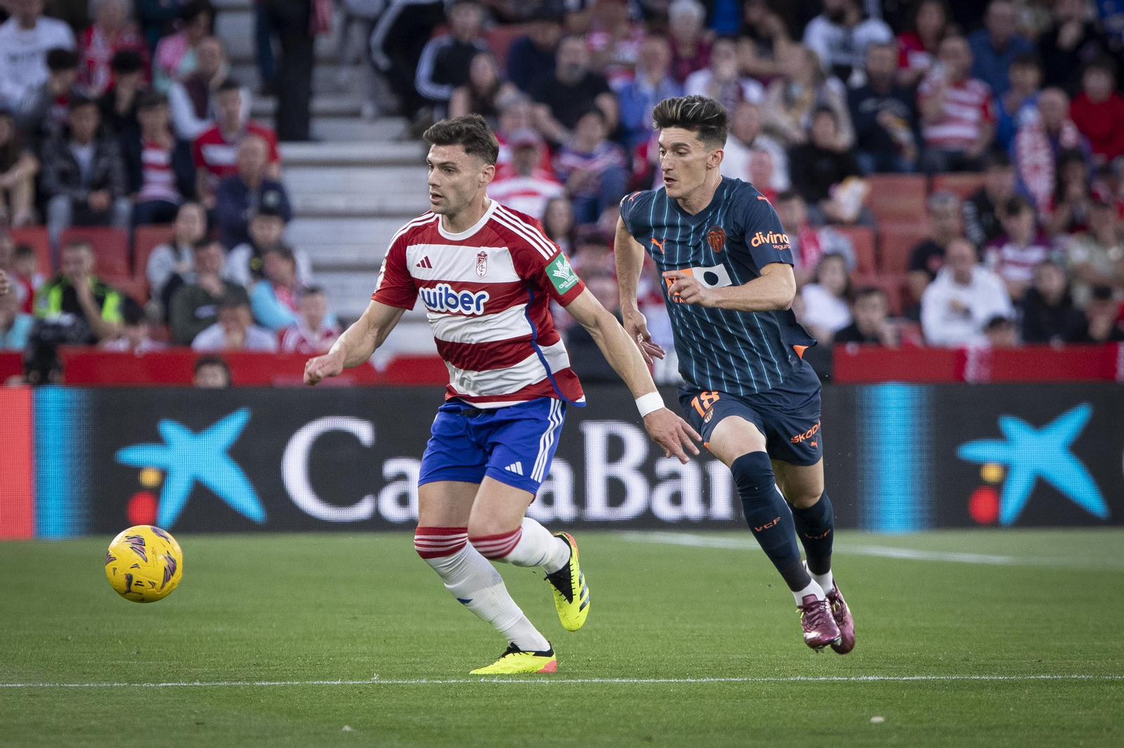 Lucas Boyé se fajó con los centrales y los centrocampistas del Valencia.