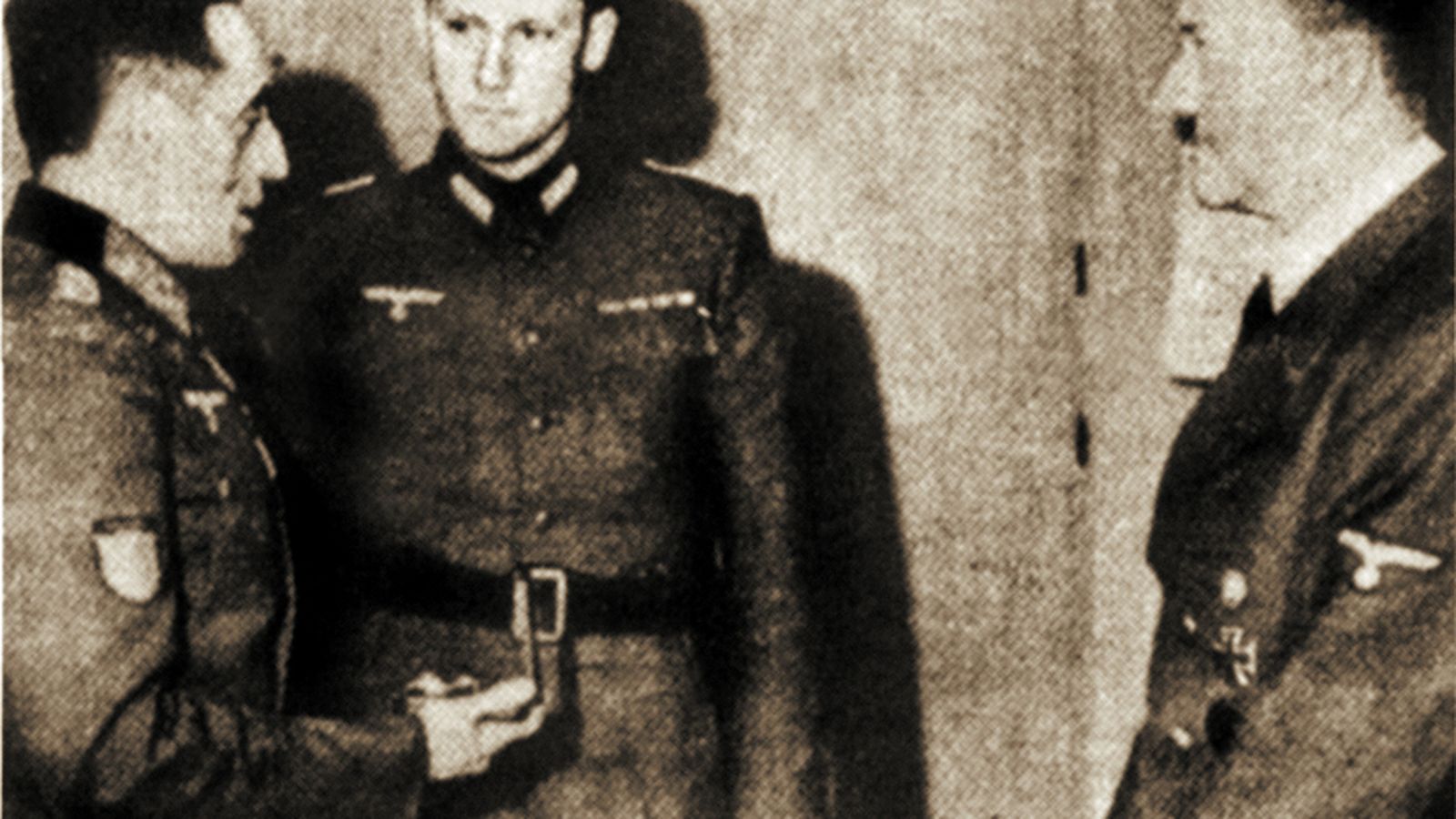 Hitler, a la derecha.