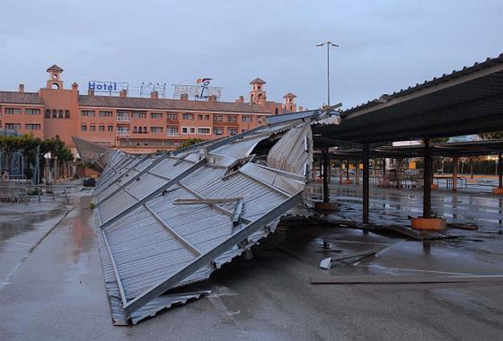 La lluvia y el viento causan múltiples destrozos en varias localidades de la provincia. 

Foto: Elías Pimentel