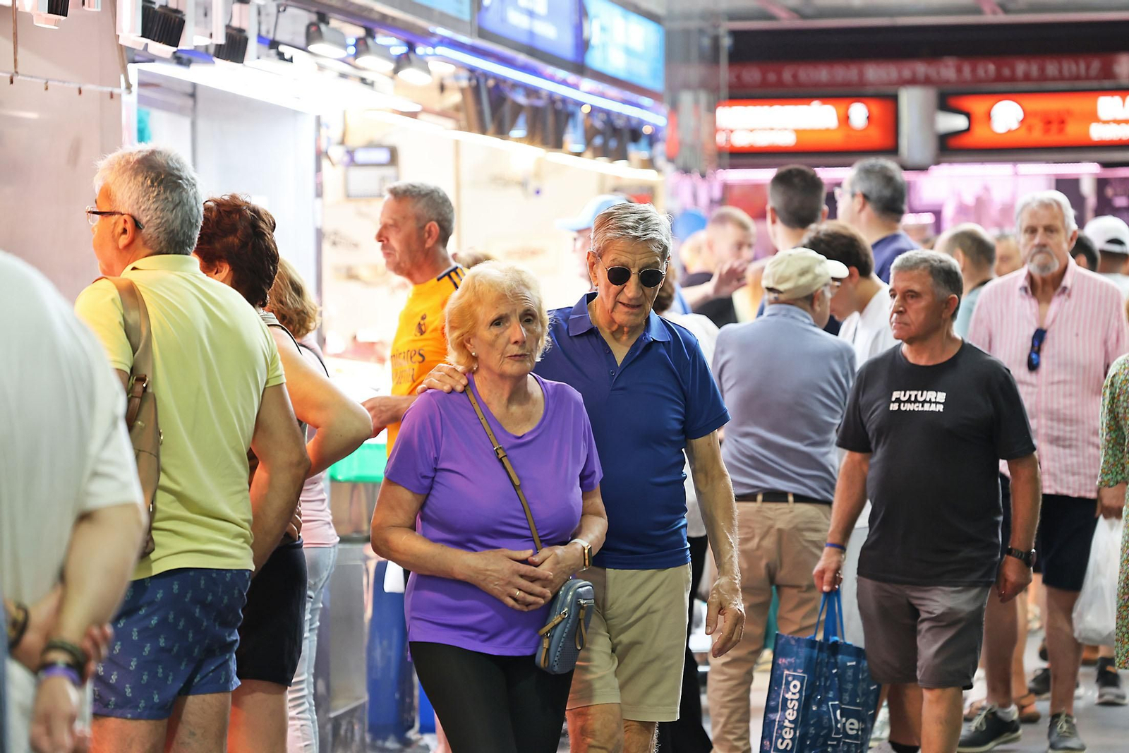Imágenes de las compras en el entorno del Mercado del Carmen en la mañana de sábado
