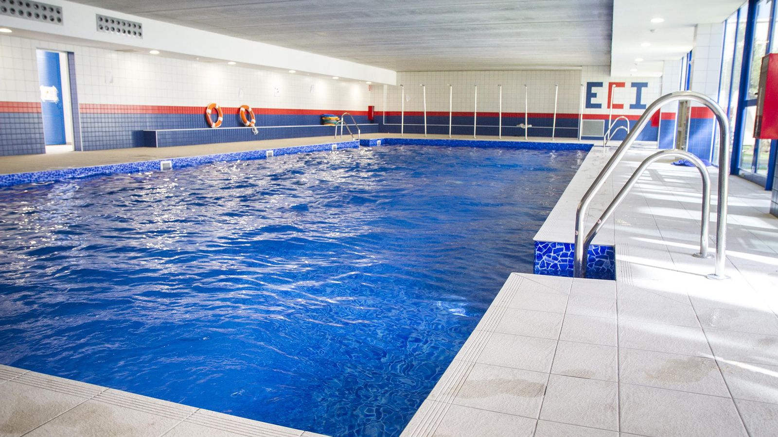 La piscina climatizada con apertura al exterior y cerca del área chillout es la zona preferida de los campistas TECS.