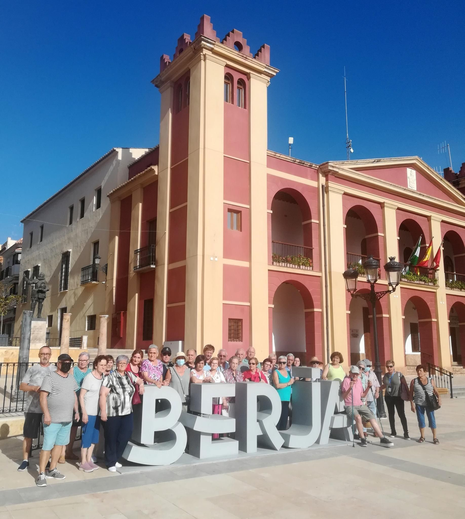 Turistas nacionales se fotografían junto  la Casa Consistorial virgitana