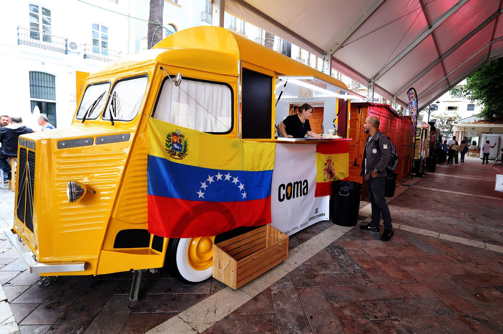 Imágenes de la apertura del Festival de Food Trucks de Binómico en la Plaza de las Monjas