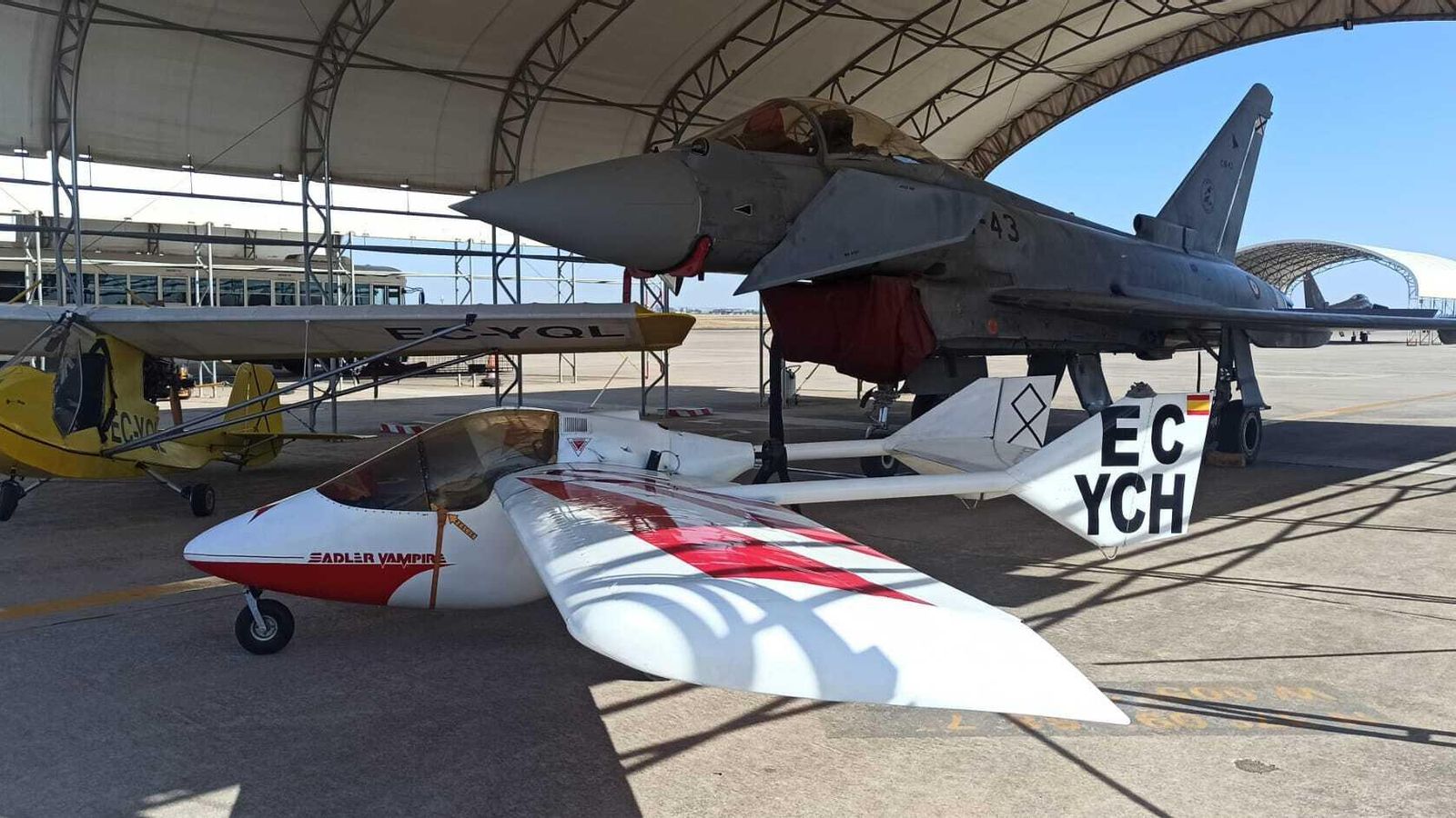 El Quad City Challenger y el Sadler Vampire, son los dos aviones utilizados por los pilotos jerezanos en sus exhibiciones.