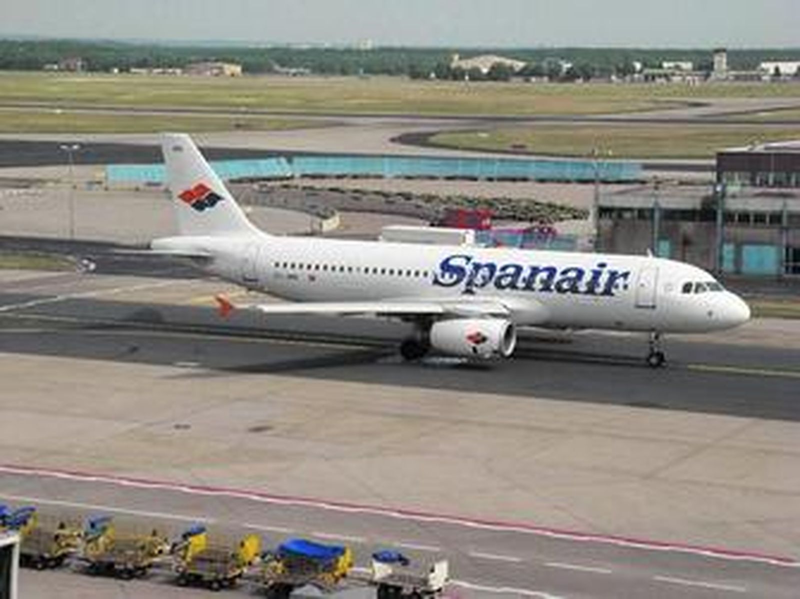 Responsables políticos y empresariales negocian el incremento de viajeros en el aeropuerto.