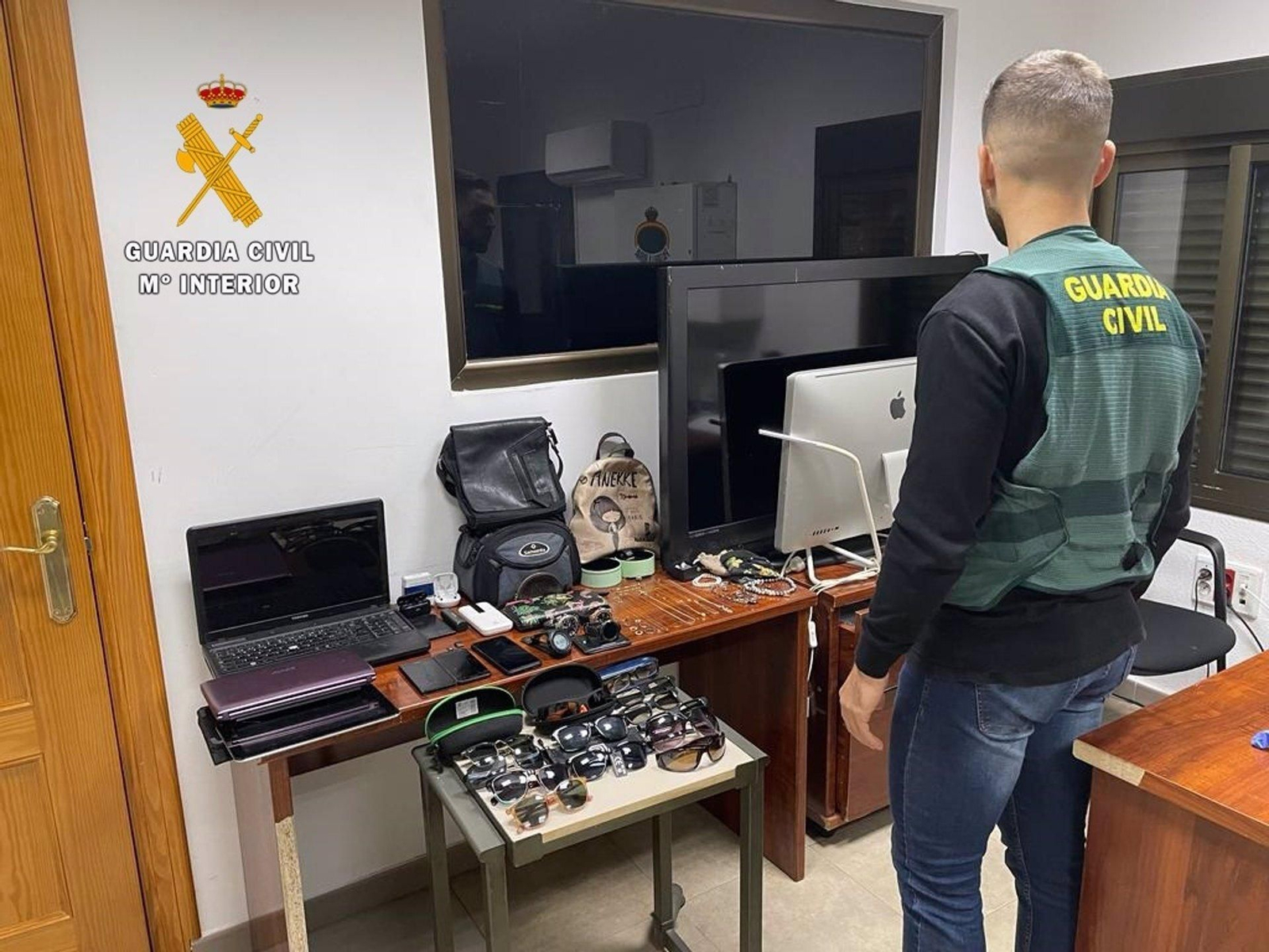 Un agente con los objetos recuperados. Un agente con los objetos recuperados.