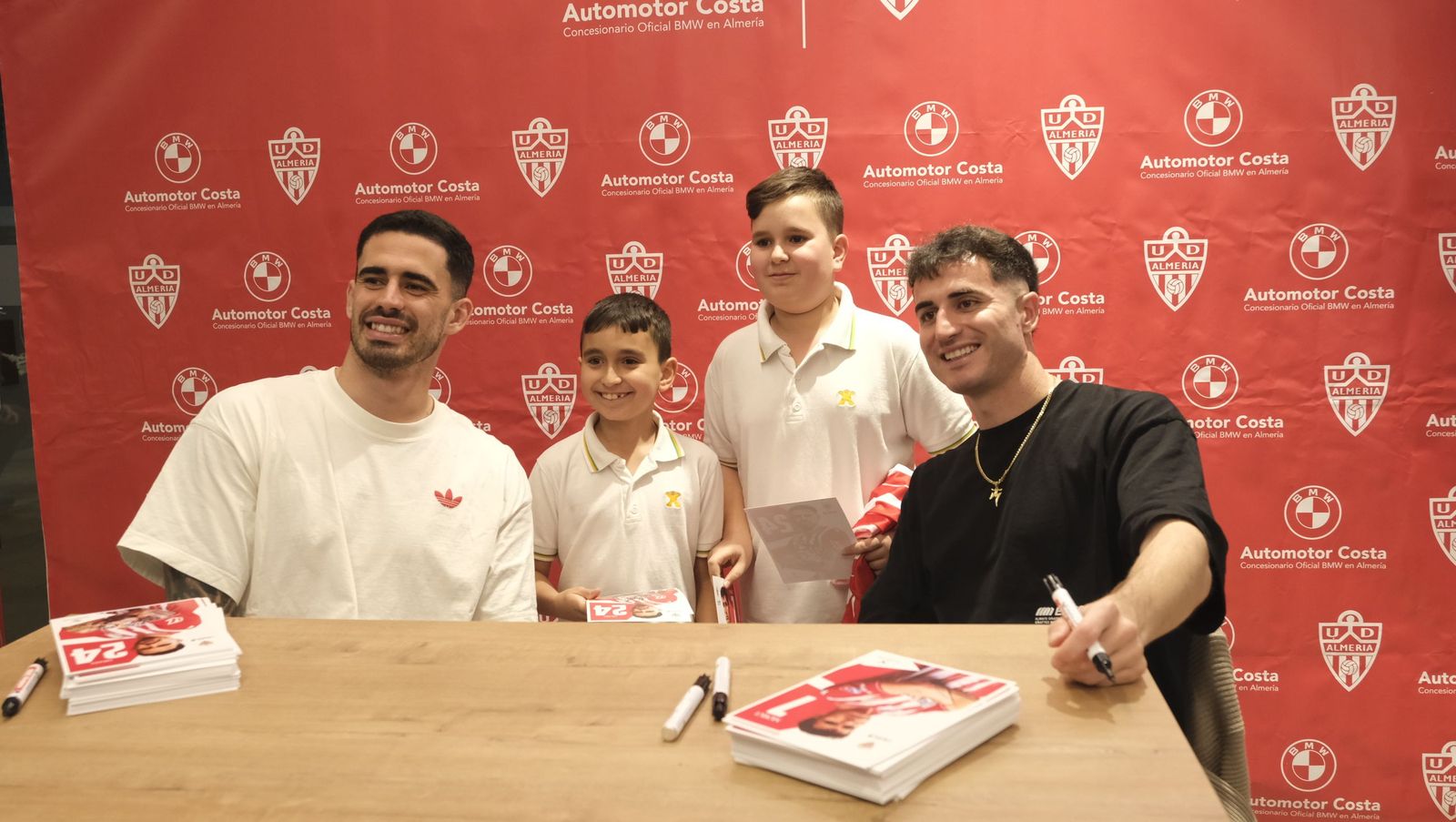 Jon Mocillo y Miguel de la Fuente firman autógrafos en Automotor Costa BMW