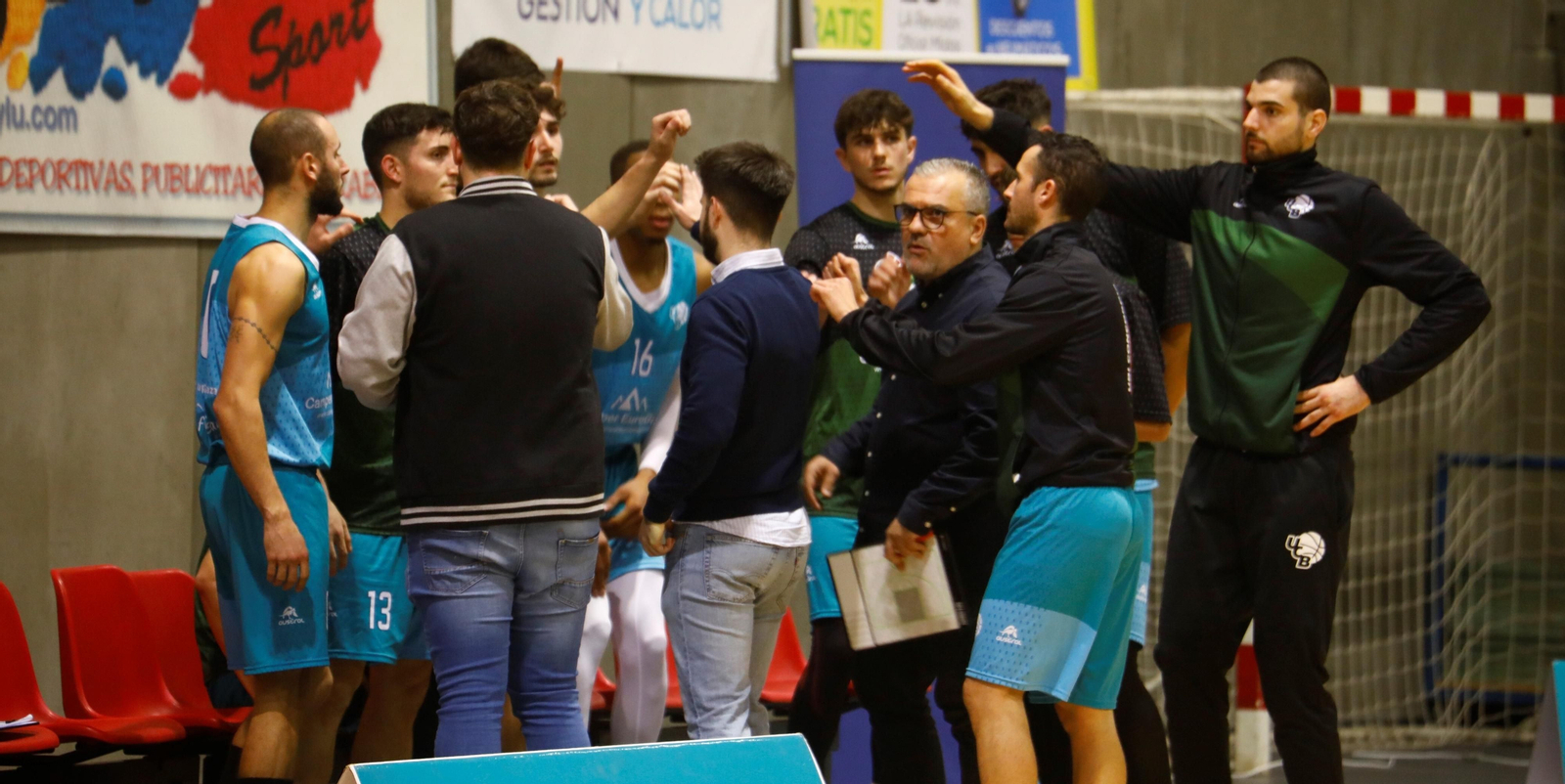 Los jugadores del UCB Camper Eurogaza se conjuran tras un tiempo muerto.