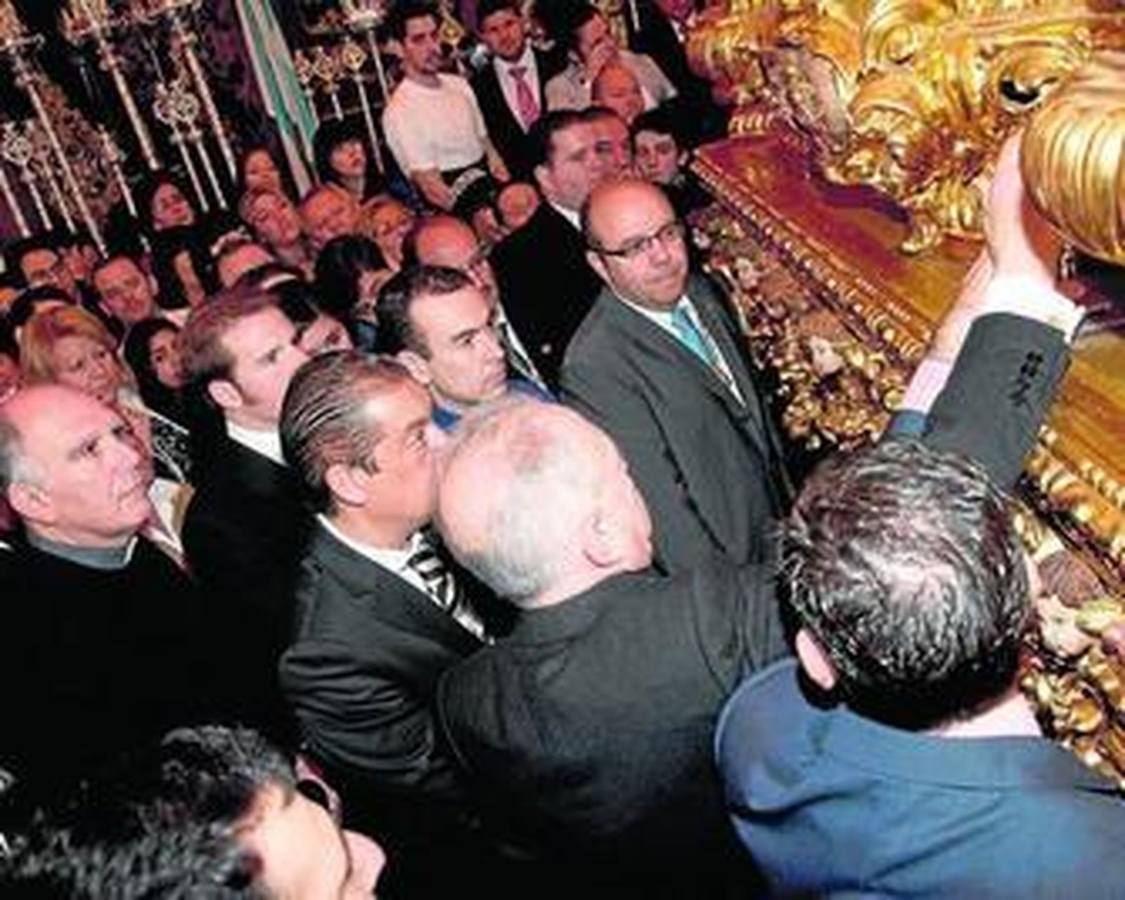 Un  momento de la primera 'levantá' de la Hermandad de la Coronación, ayer en Los Desamparados.