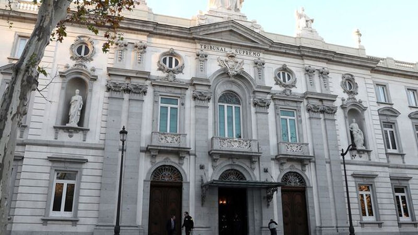 Fachada de la entrada principal al Tribunal Supremo.
