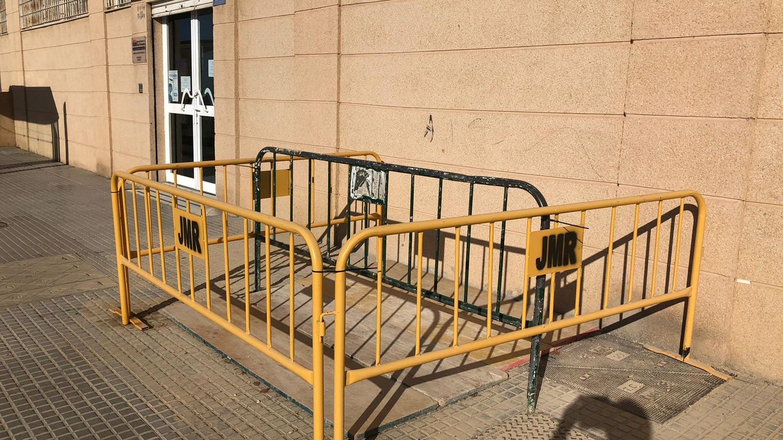 Socavón abierto junto a un arqueta de fecales en la fechada de la oficina de Hacienda por las filtraciones en San Nicolás, 58.